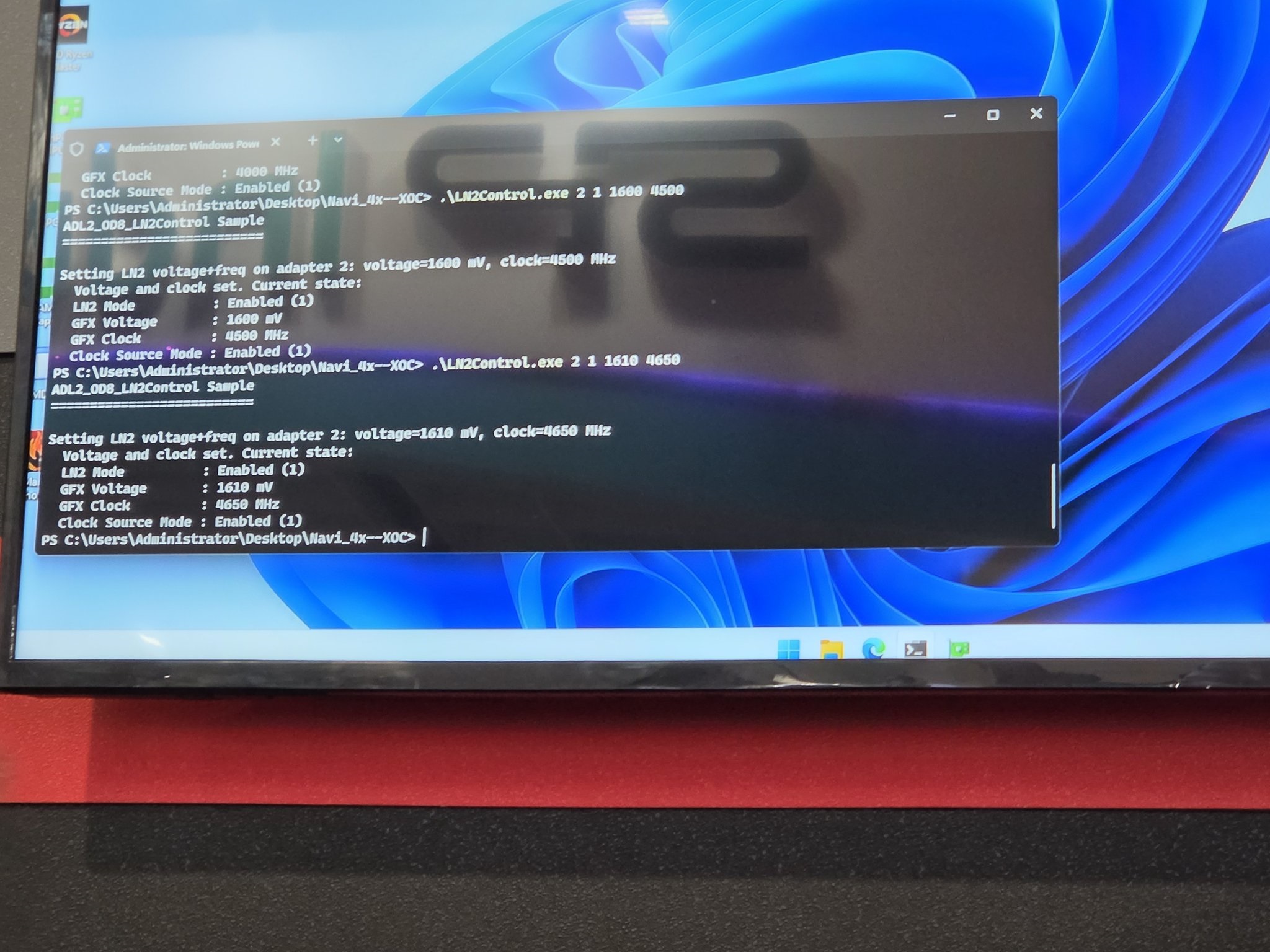 Capture d'écran d'un terminal PowerShell configurant la tension et l'horloge du GPU.