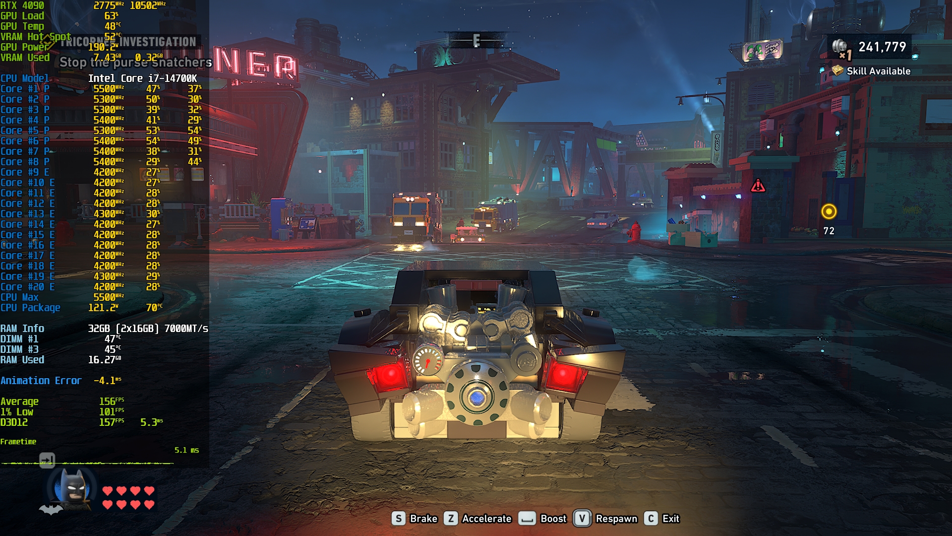 Scène du jeu avec une Batmobile à l'écran dans une ville, affichant des métriques de performance comme un processeur Intel Core i7-14700K et un GPU RTX 4090.