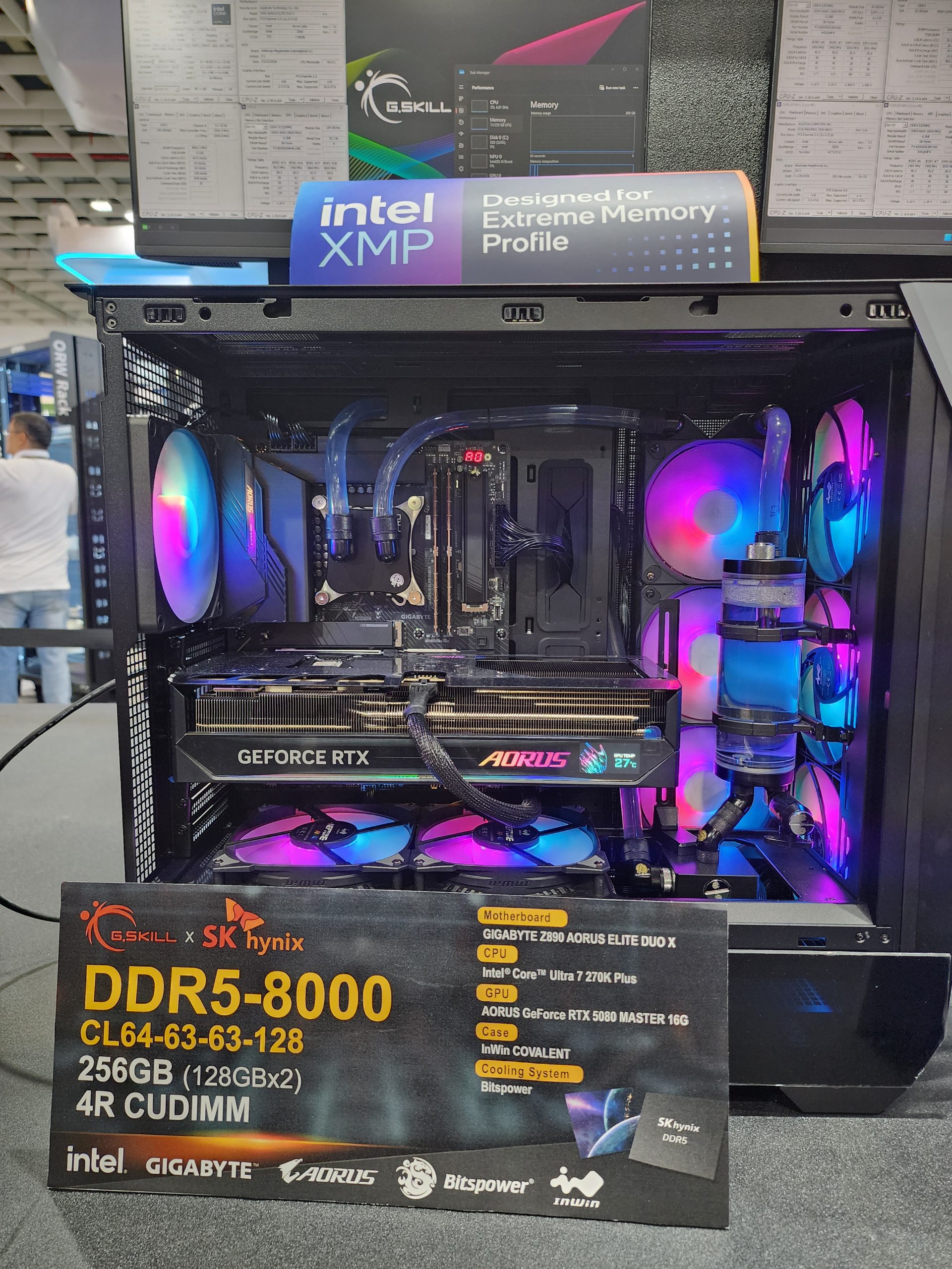 Un PC haut de gamme avec une barrette G.SKILL DDR5-8000 et une carte graphique AORUS GeForce RTX 5080 Master 16G, accompagné d'une signalétique sur le support Intel XMP et une liste de composants.