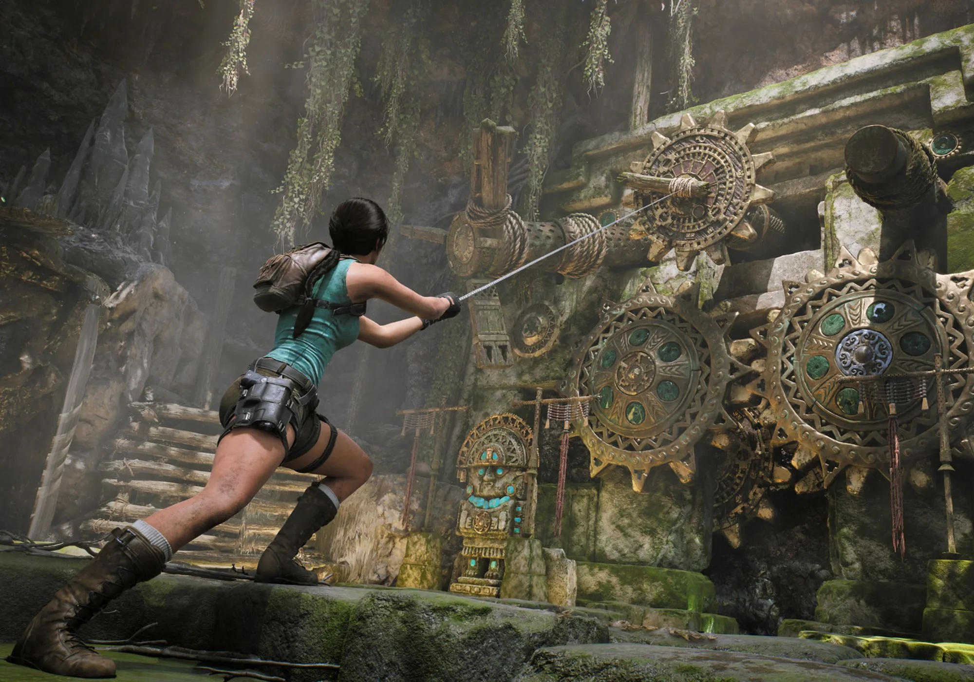Lara Croft face à un ennemi dans une caverne