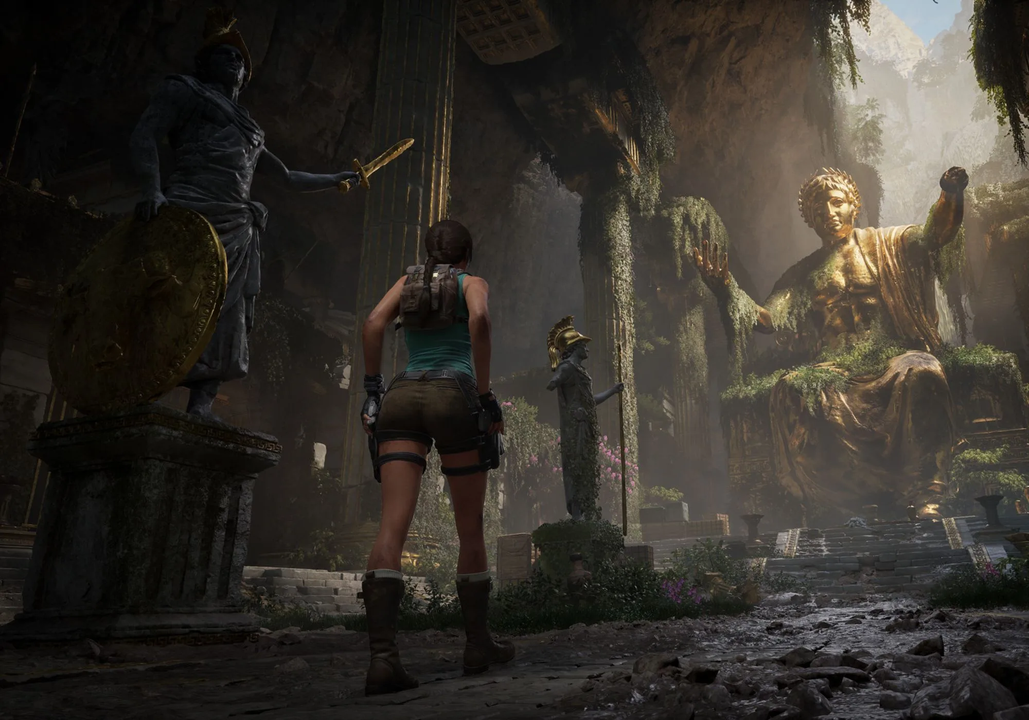 Lara Croft en tenue d'aventurière dans un temple antique