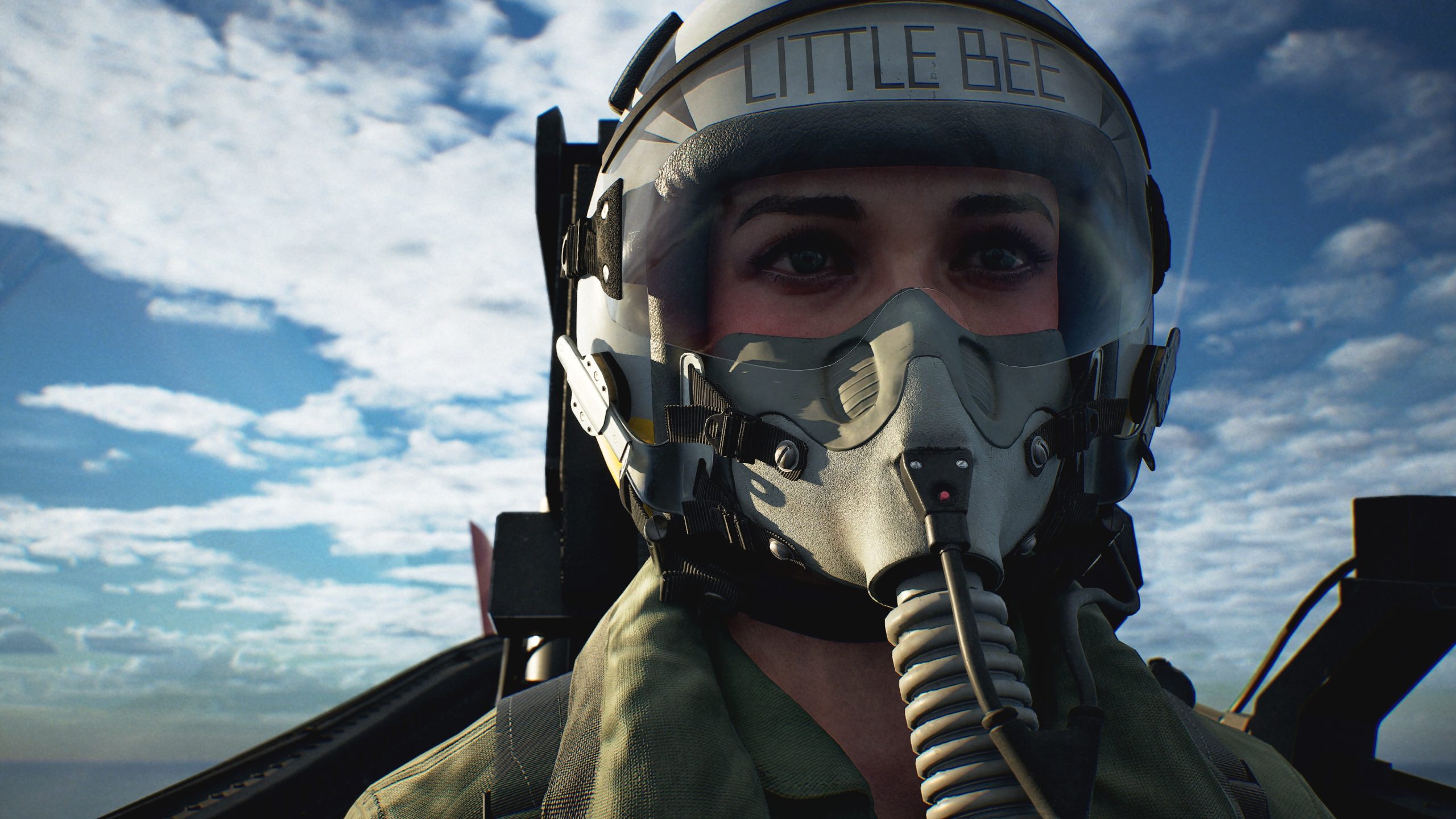 Un pilote avec un casque marqué 'LITTLE BEE' dans un cockpit