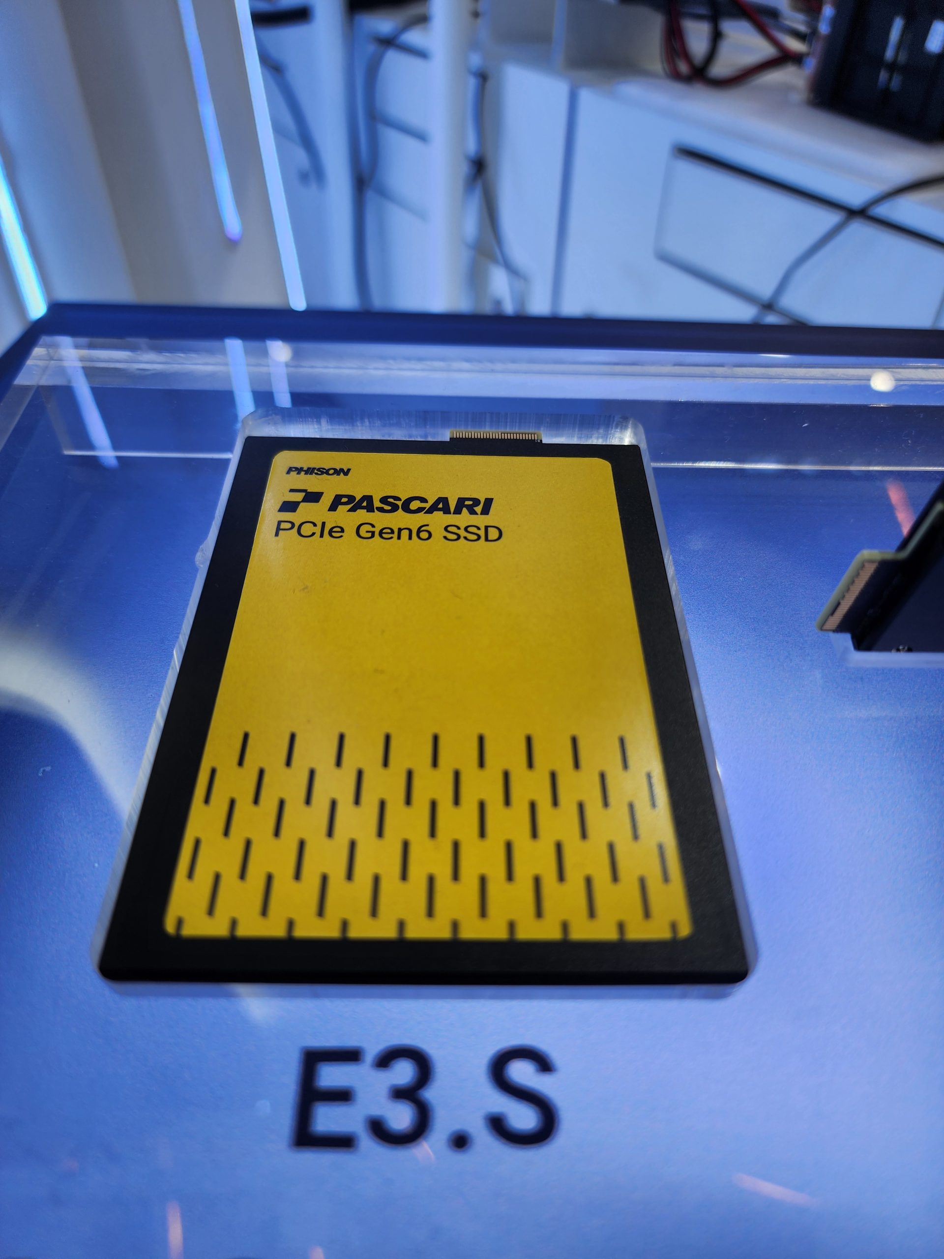 Présentation d'un SSD Phison PASCARI PCIe Gen6 au format E3.S.