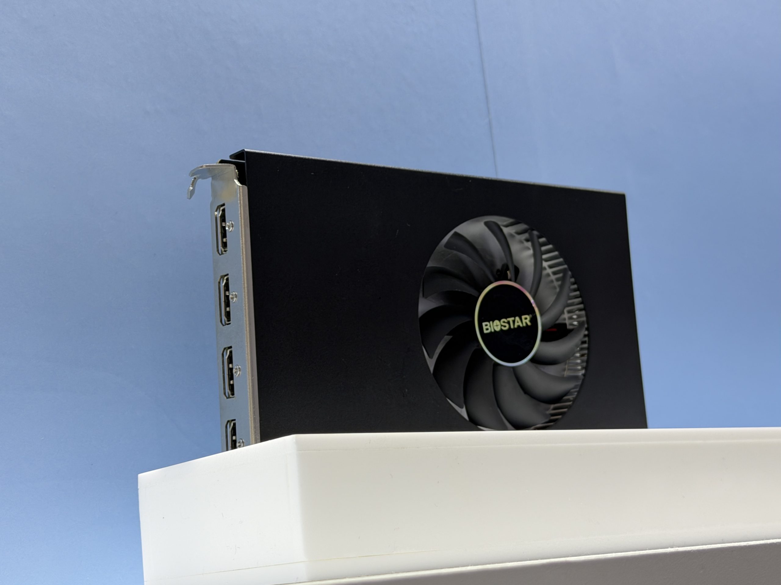 Carte graphique Biostar avec quatre ports d'affichage et un ventilateur.
