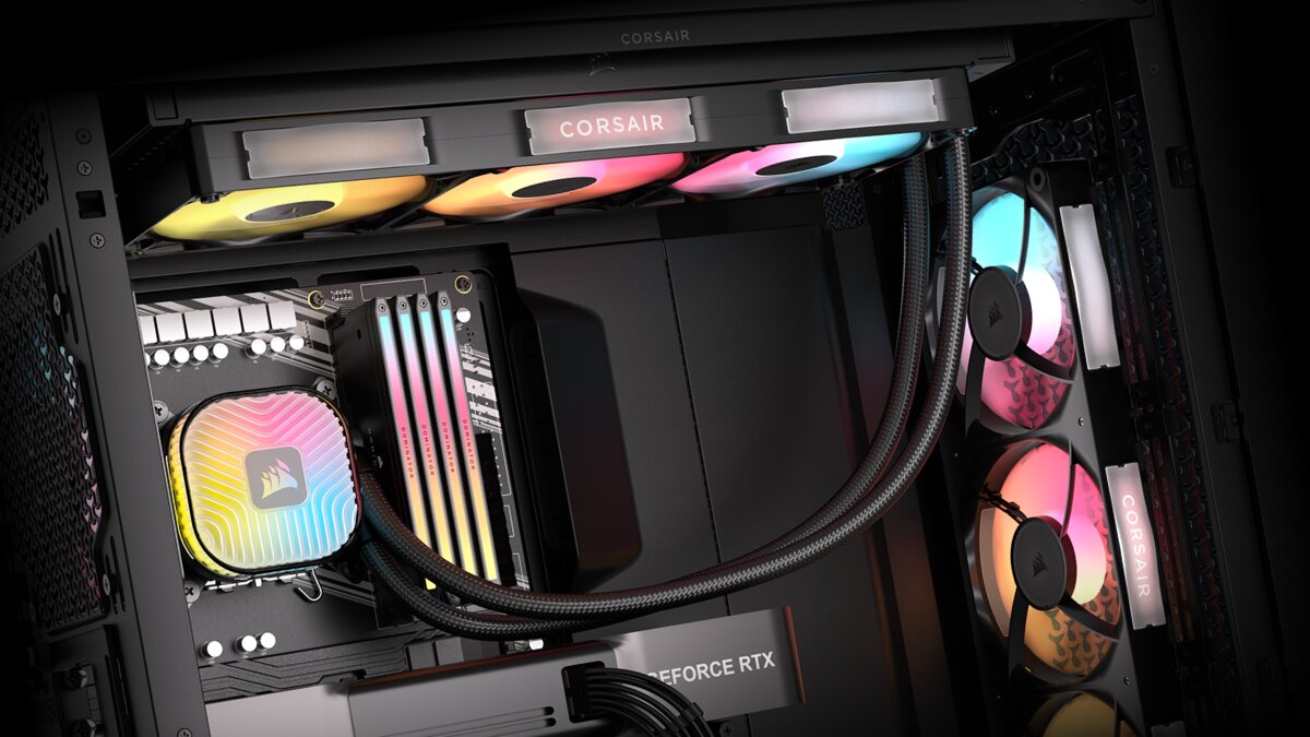 L'intérieur d'un boîtier PC avec des composants de refroidissement Corsair RGB, un refroidisseur CPU, de la RAM Corsair éclairée et plusieurs ventilateurs RGB, ainsi qu'une carte graphique GeForce RTX visible.