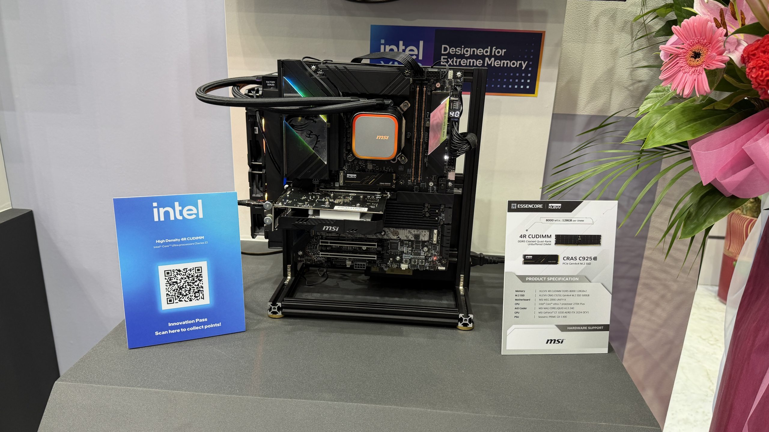 Banc de test MSI avec une carte mère, un refroidisseur MSI, une étiquette Intel 'High Density 4R CUDIMM' et une fiche produit pour le SSD KLEVV CRAS C925.