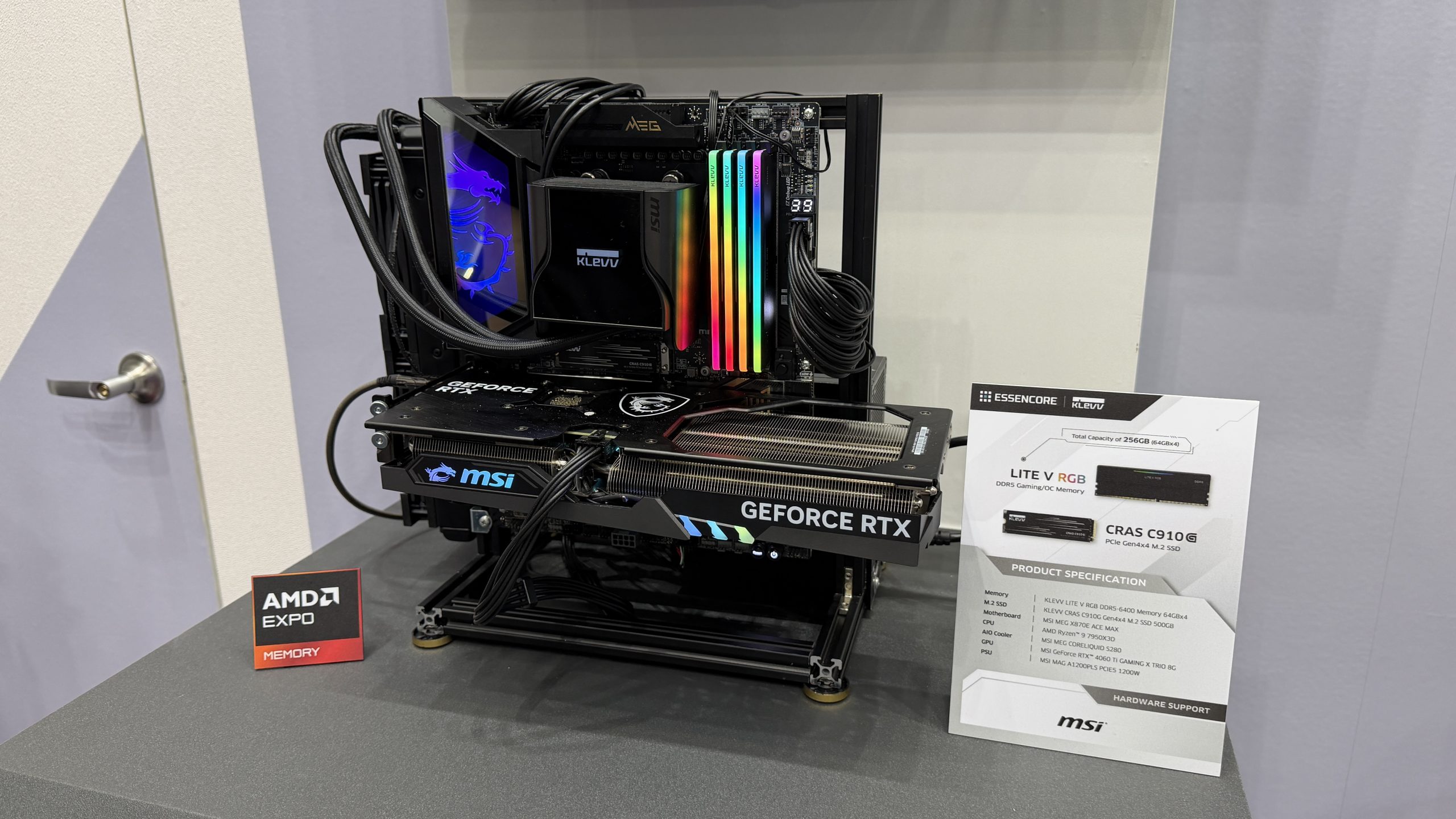 Configuration PC avec une carte graphique MSI GeForce RTX, de la RAM Klevv DDR5 RGB et une carte mère MSI, accompagnée d'une étiquette AMD Expo.