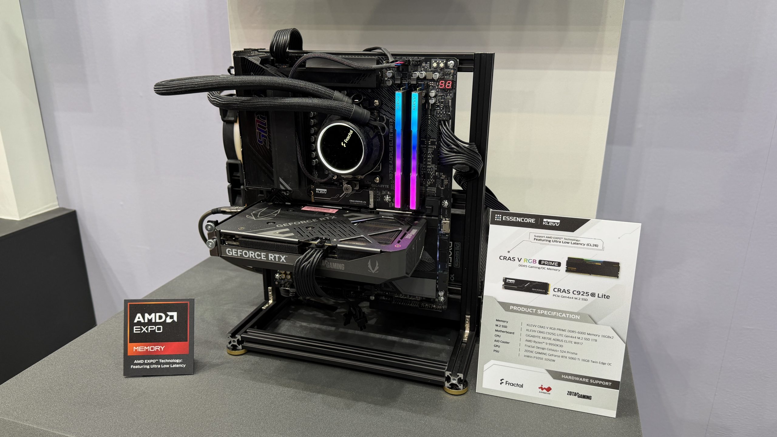 Configuration PC personnalisée avec une carte graphique GeForce RTX, des modules mémoire KLEVV Cras V RGB Prime et une étiquette AMD Expo.