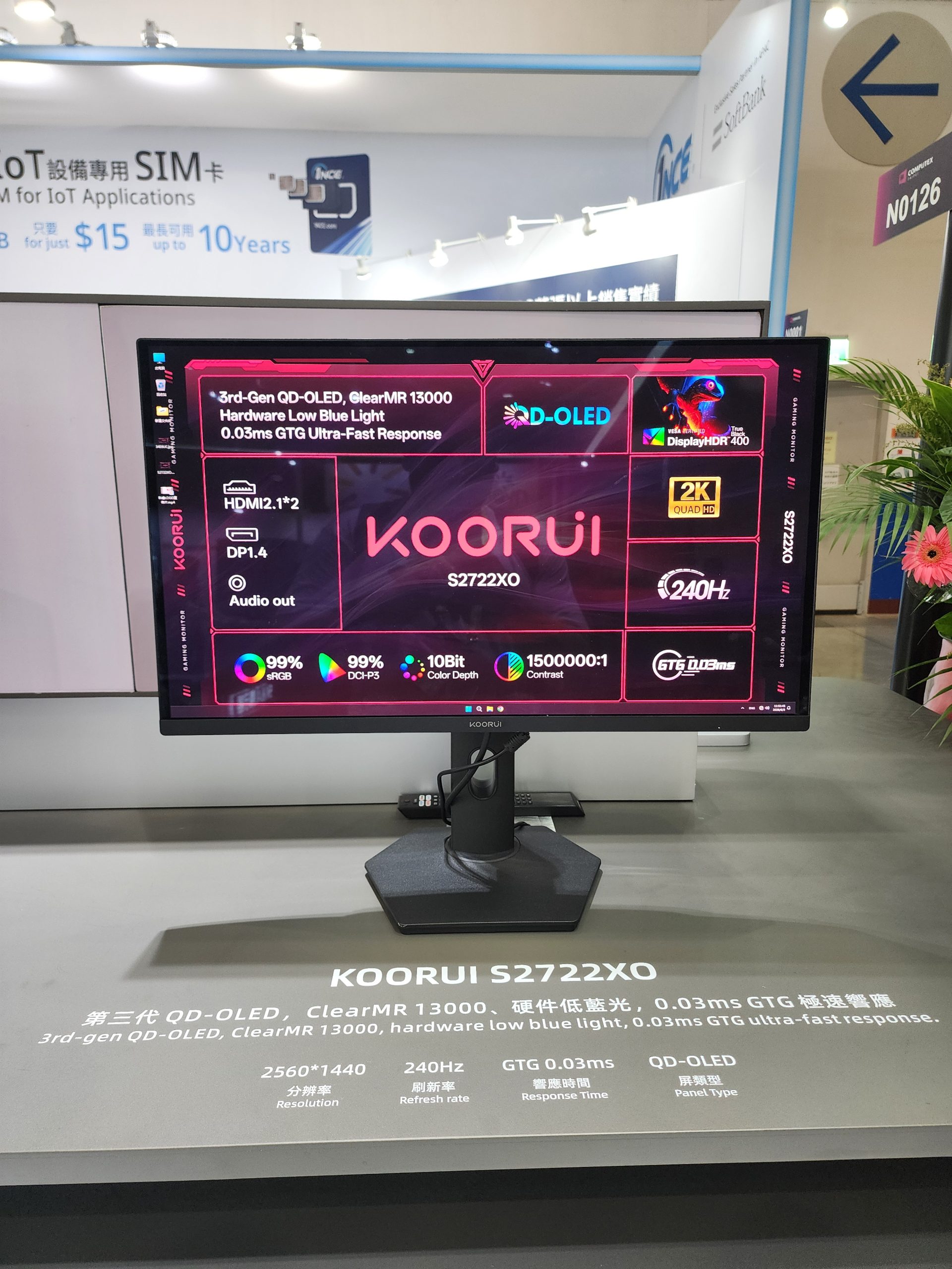 Un moniteur Koorui S2722XO présente ses spécifications : '3rd-Gen QD-OLED', '240Hz', '0.03ms GTG Ultra-Fast Response', 'DisplayHDR 400' et une résolution 2560x1440, posé sur son pied.
