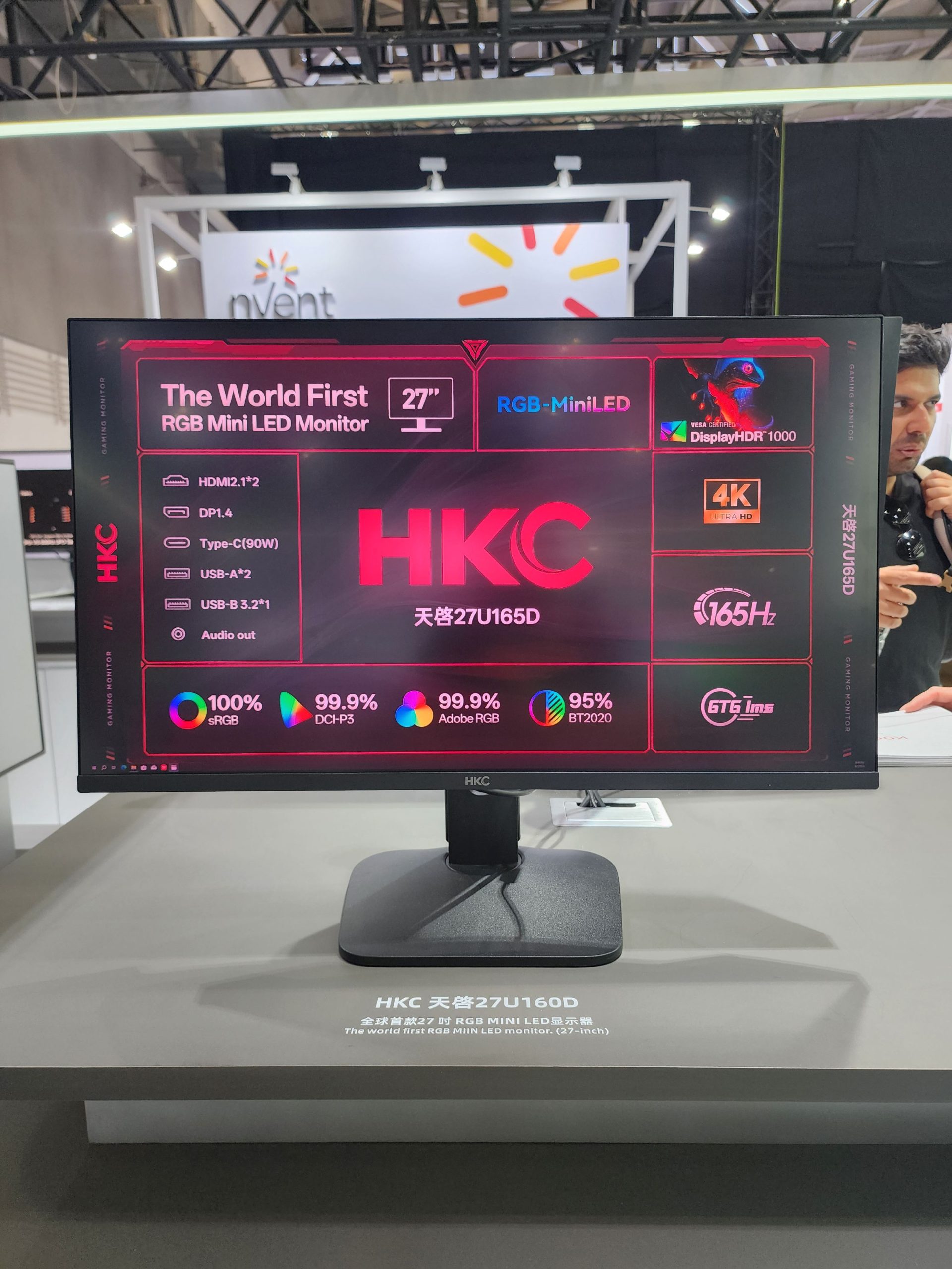 Le moniteur HKC 天睿 27U165D, un écran RGB Mini LED de 27 pouces, affiche ses spécifications : HDMI 2.1, DisplayPort 1.4, 165Hz, DisplayHDR 1000 et 4K Ultra HD.