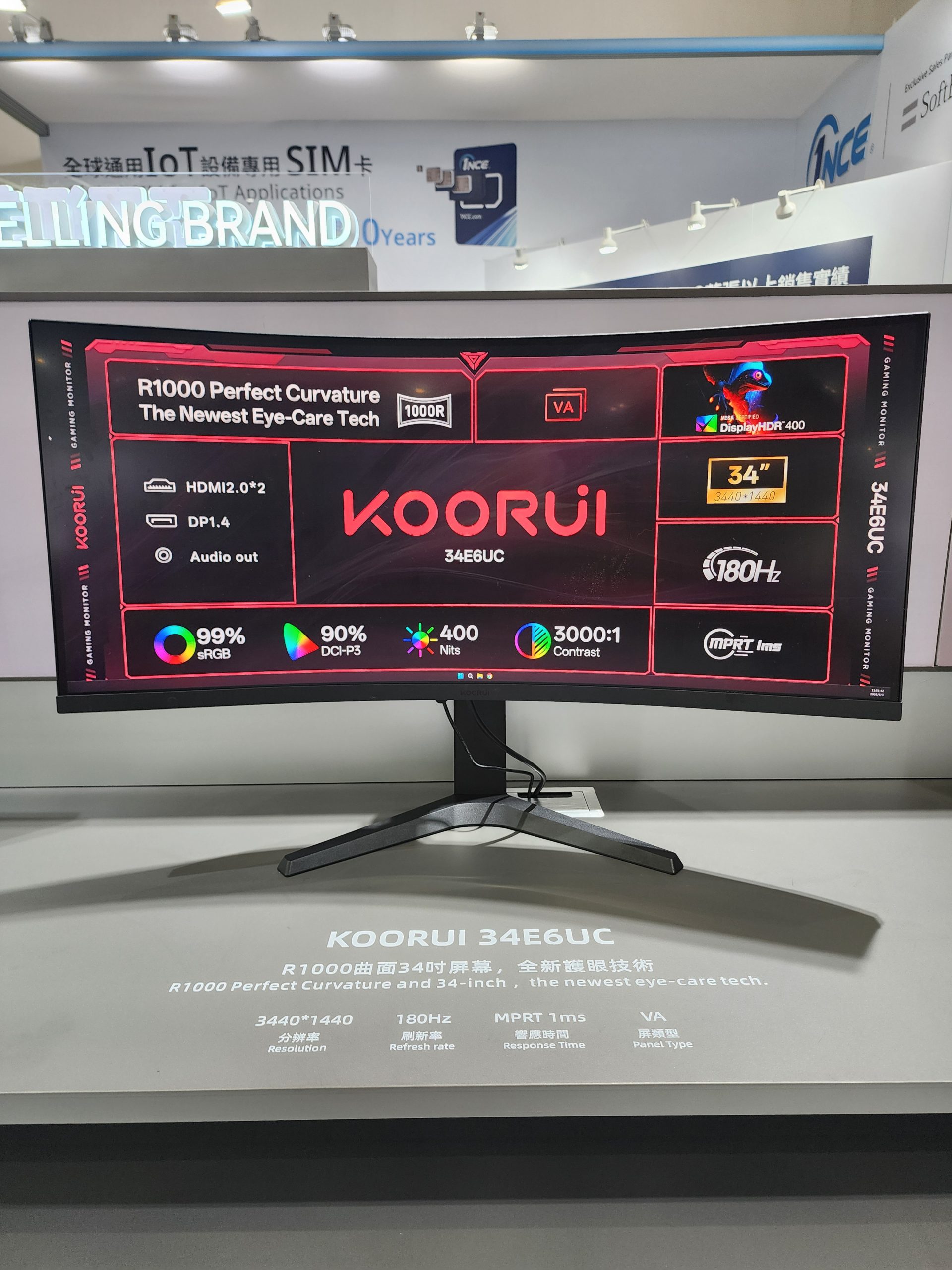 L'image montre un moniteur gaming incurvé Koorui 34E6UC de 34 pouces avec 'R1000 Perfect Curvature', une fréquence de 180Hz et la certification 'DisplayHDR 400'.