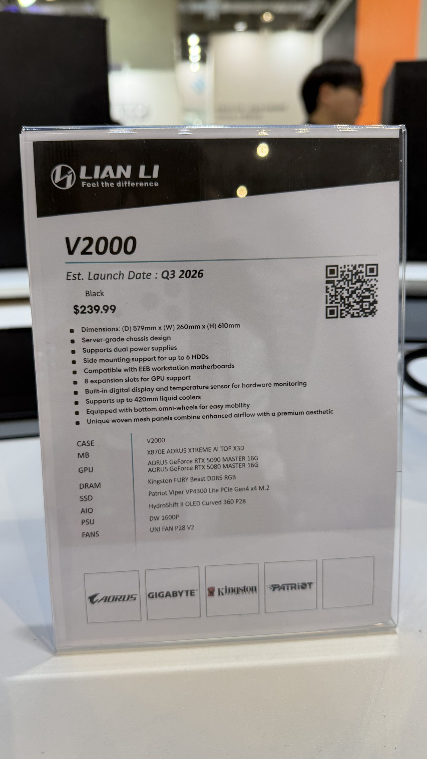 Panneau promotionnel pour le boîtier Lian Li V2000, avec une date de sortie estimée au T3 2026 et un prix de 239,99 euros.