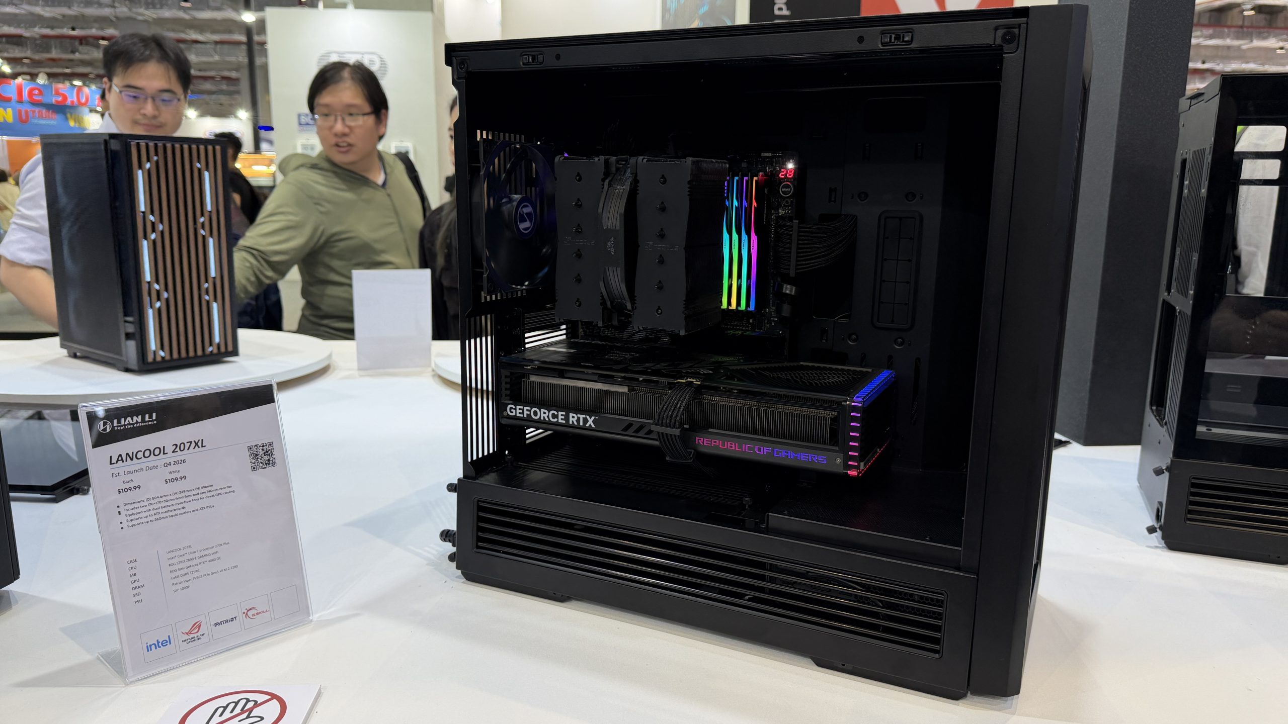 Boîtier Lian Li LANCOOL 207XL avec une carte graphique NVIDIA GeForce RTX et un composant ASUS ROG, éclairage RGB visible.
