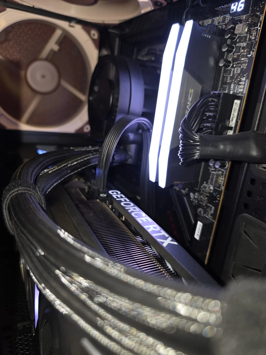 RTX 5090 montée verticalement dans un boîtier, avec des modules de RAM Corsair.