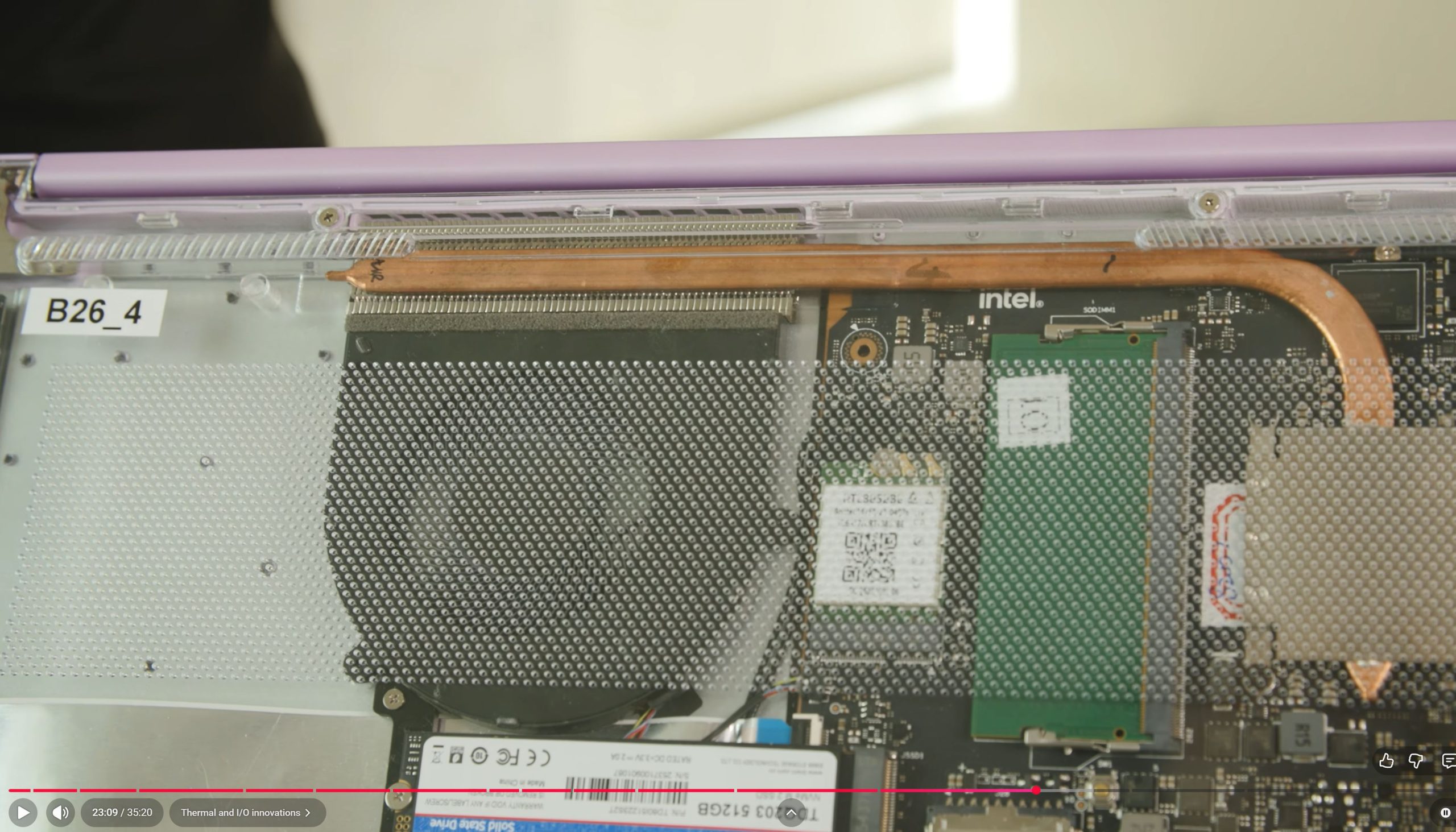 Gros plan des composants internes d'un portable, montrant un processeur Intel et un caloduc en cuivre avec une étiquette B26_4.