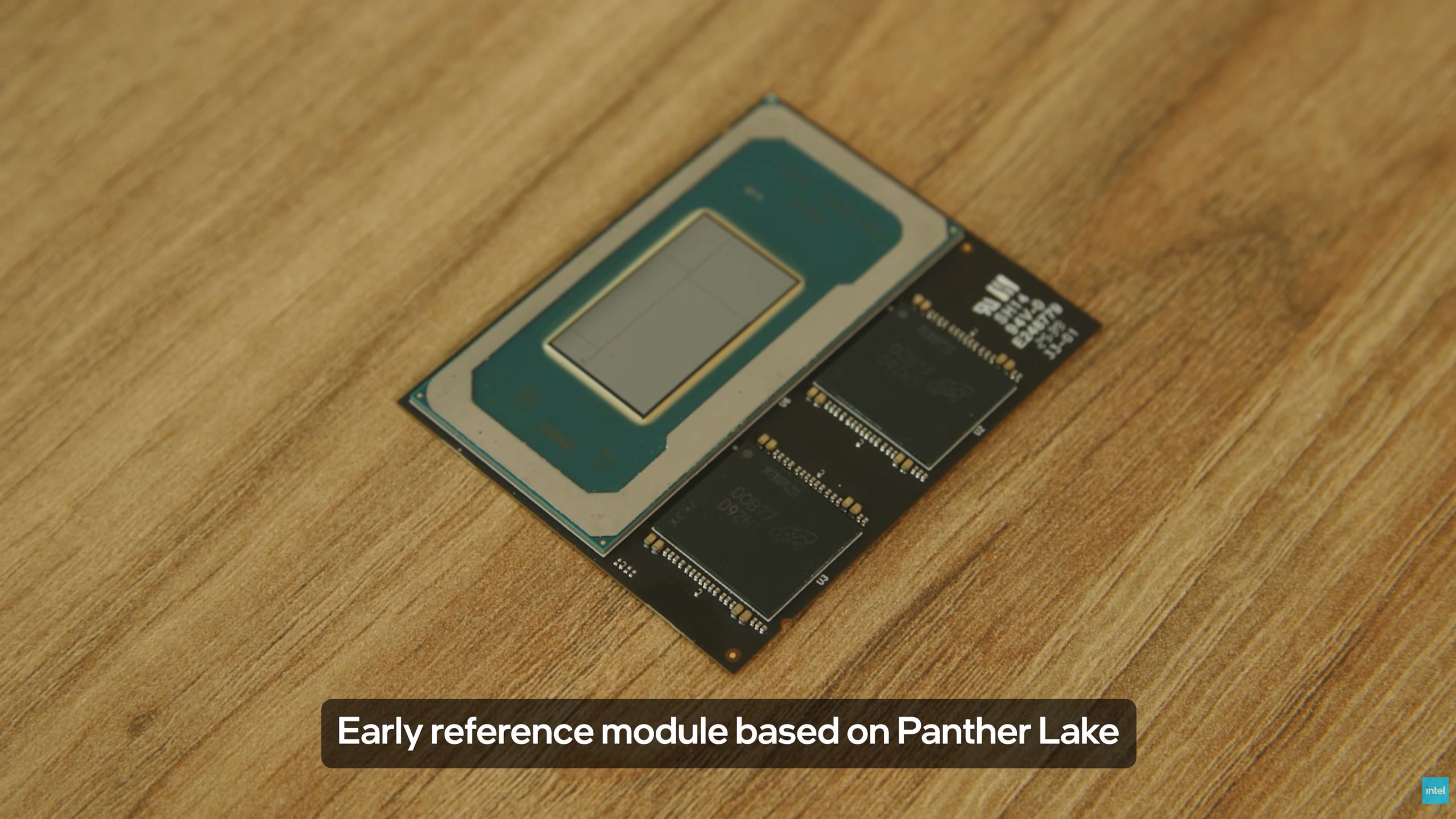 Un module de référence Intel basé sur 'Panther Lake' est présenté sur une surface en bois.