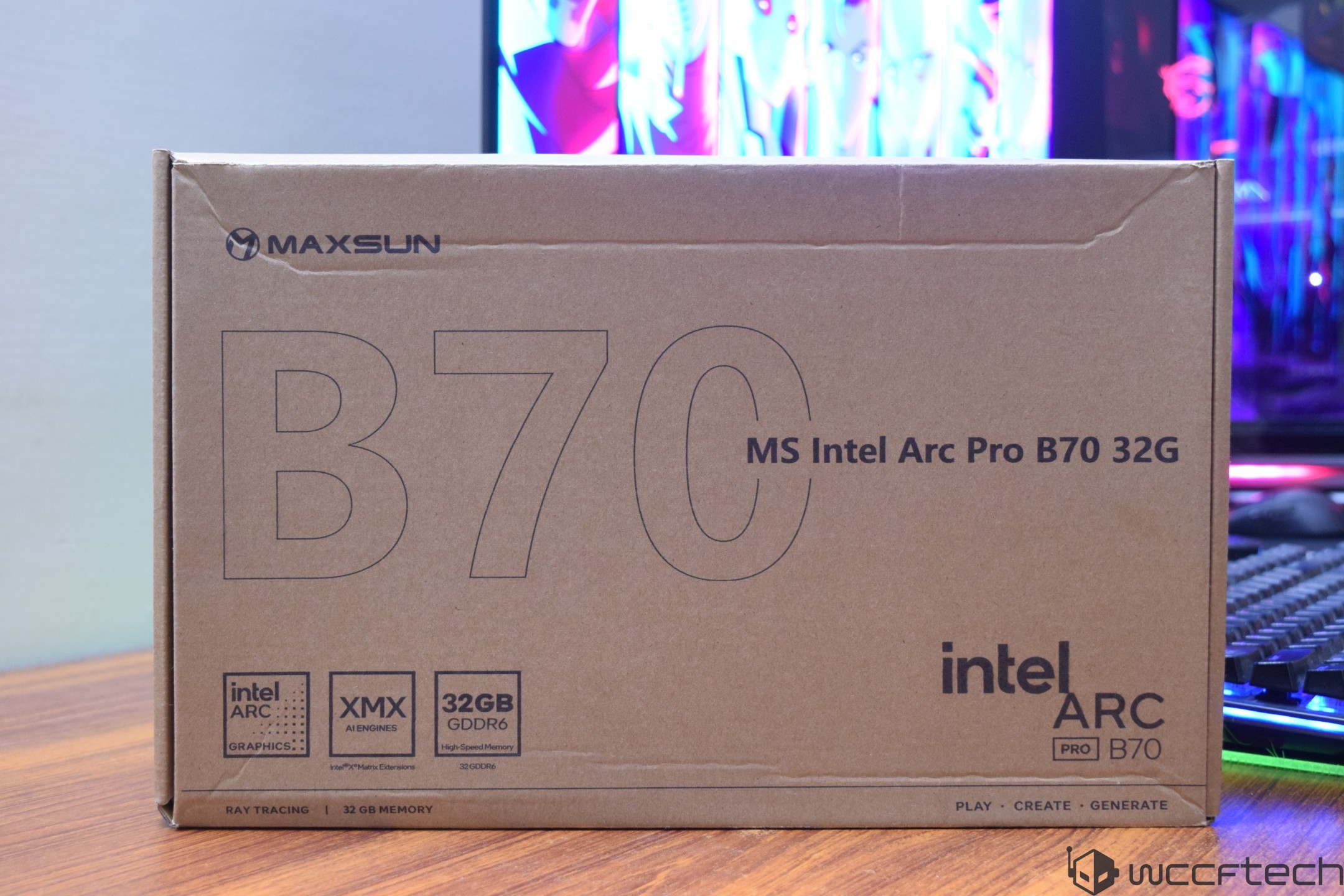 Boîte Maxsun pour la carte graphique Intel Arc Pro B70 32G posée sur une surface en bois.