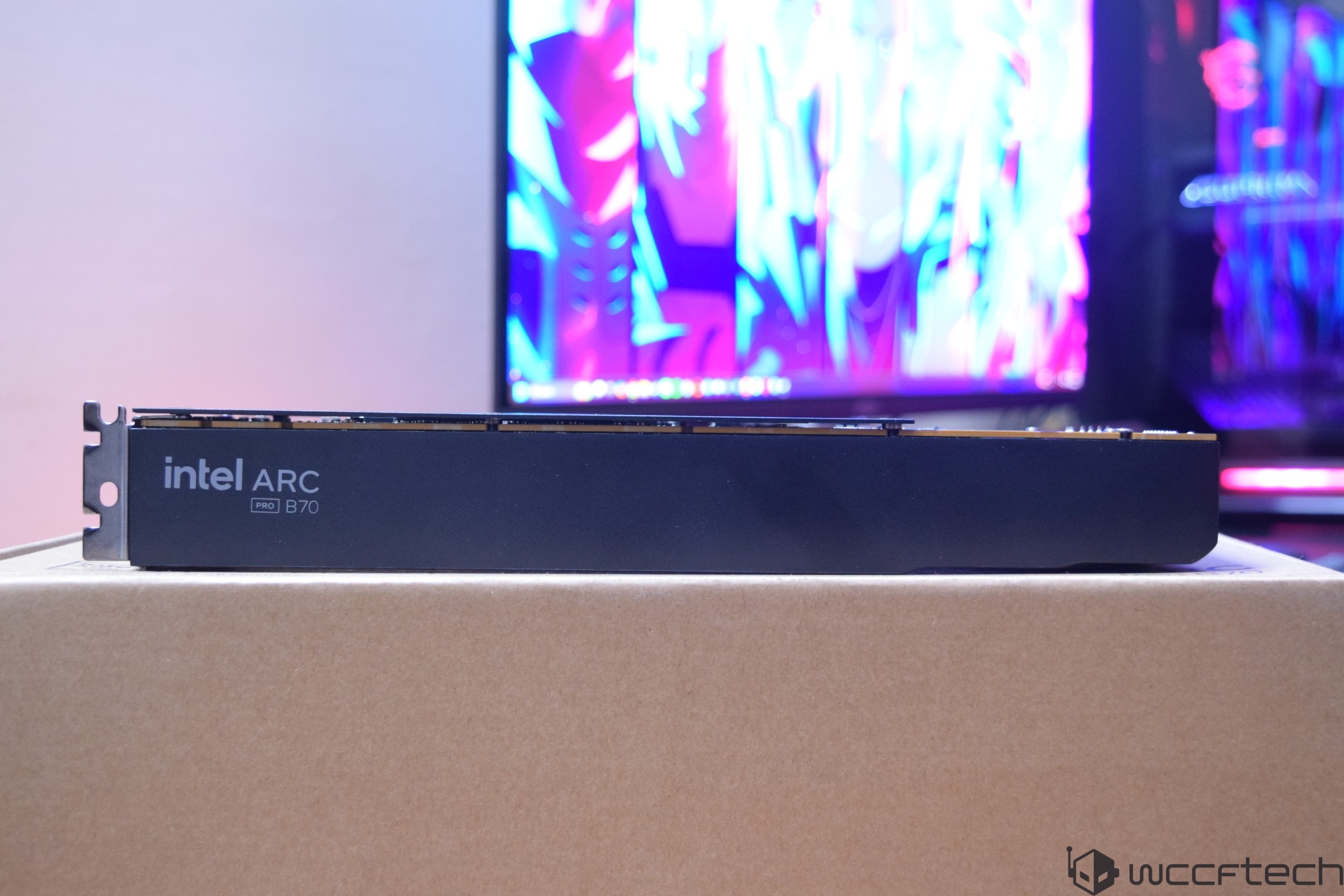 Gros plan d'une carte graphique Intel ARC Pro B70 posée sur une boîte en carton.
