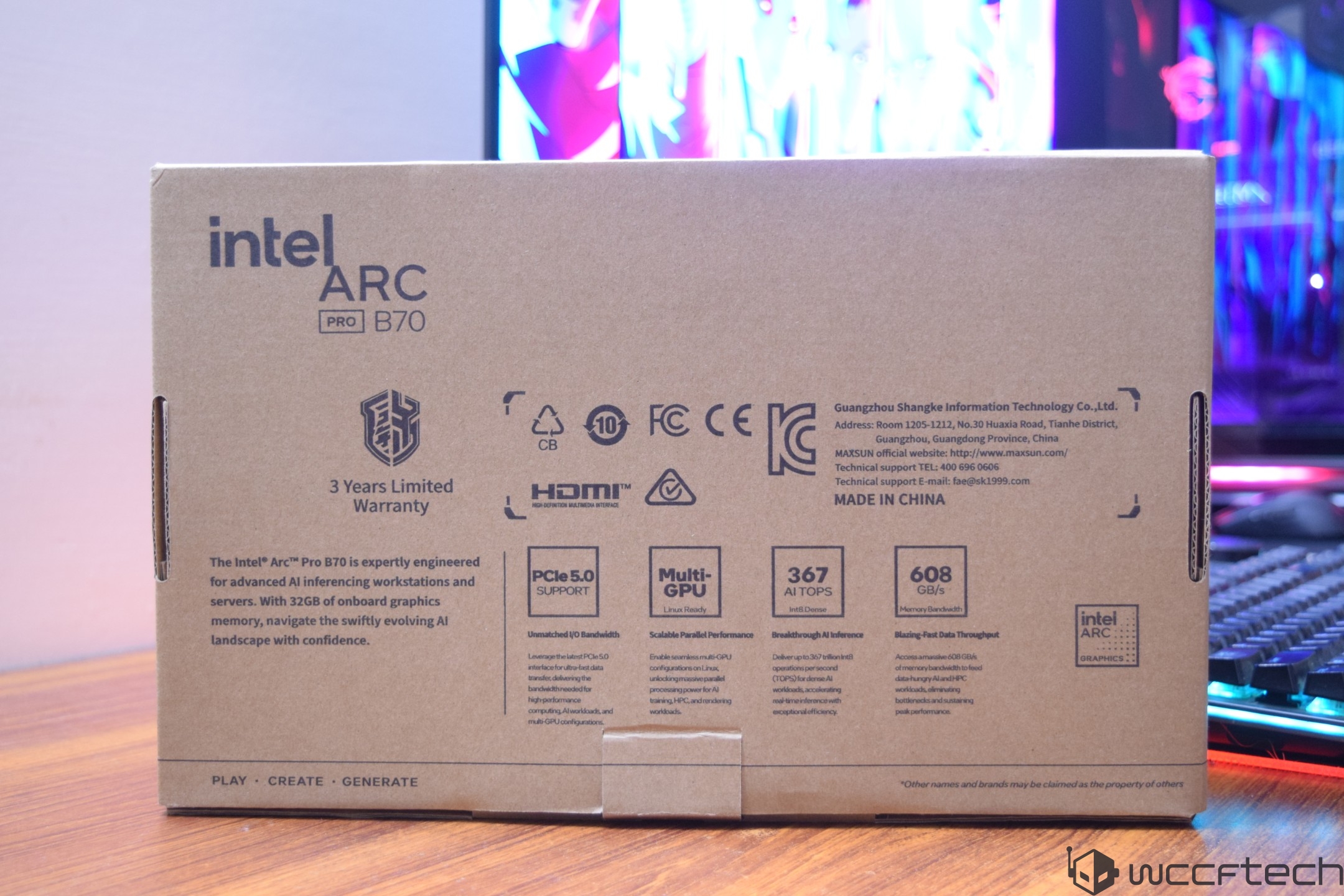 Emballage de l'Intel Arc Pro B70 mettant en avant 32 Go de mémoire graphique, le support PCIe 5.0 et une garantie de 3 ans.