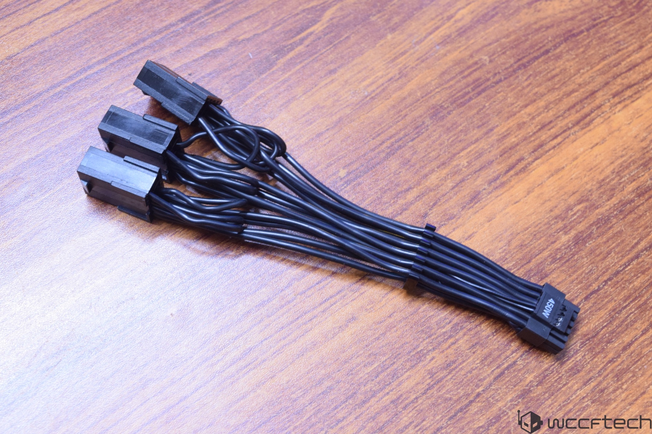 Gros plan d'un câble d'alimentation séparateur noir avec plusieurs connecteurs.