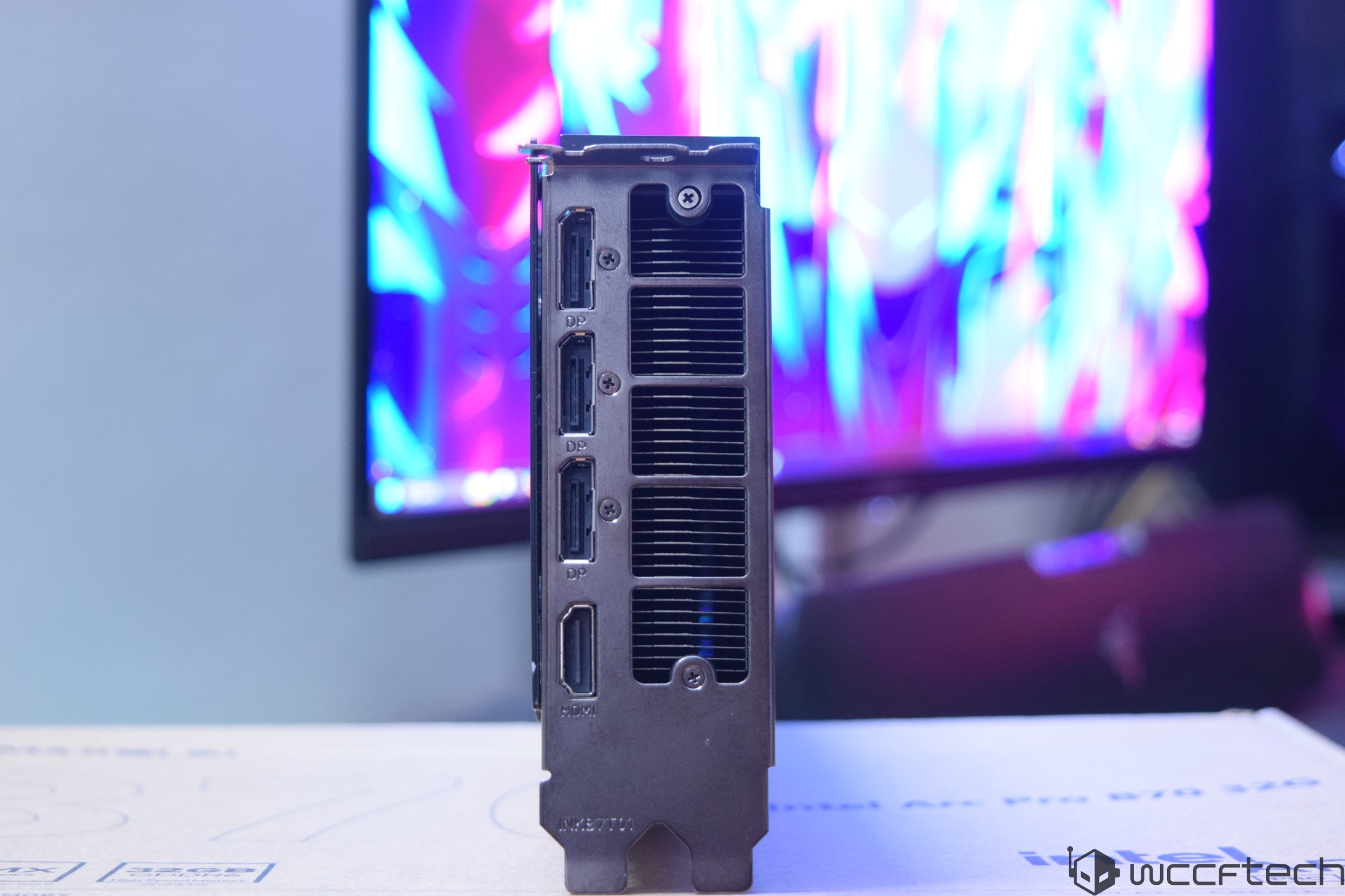 Panneau arrière d'une carte graphique avec quatre connecteurs DisplayPort et un port HDMI.