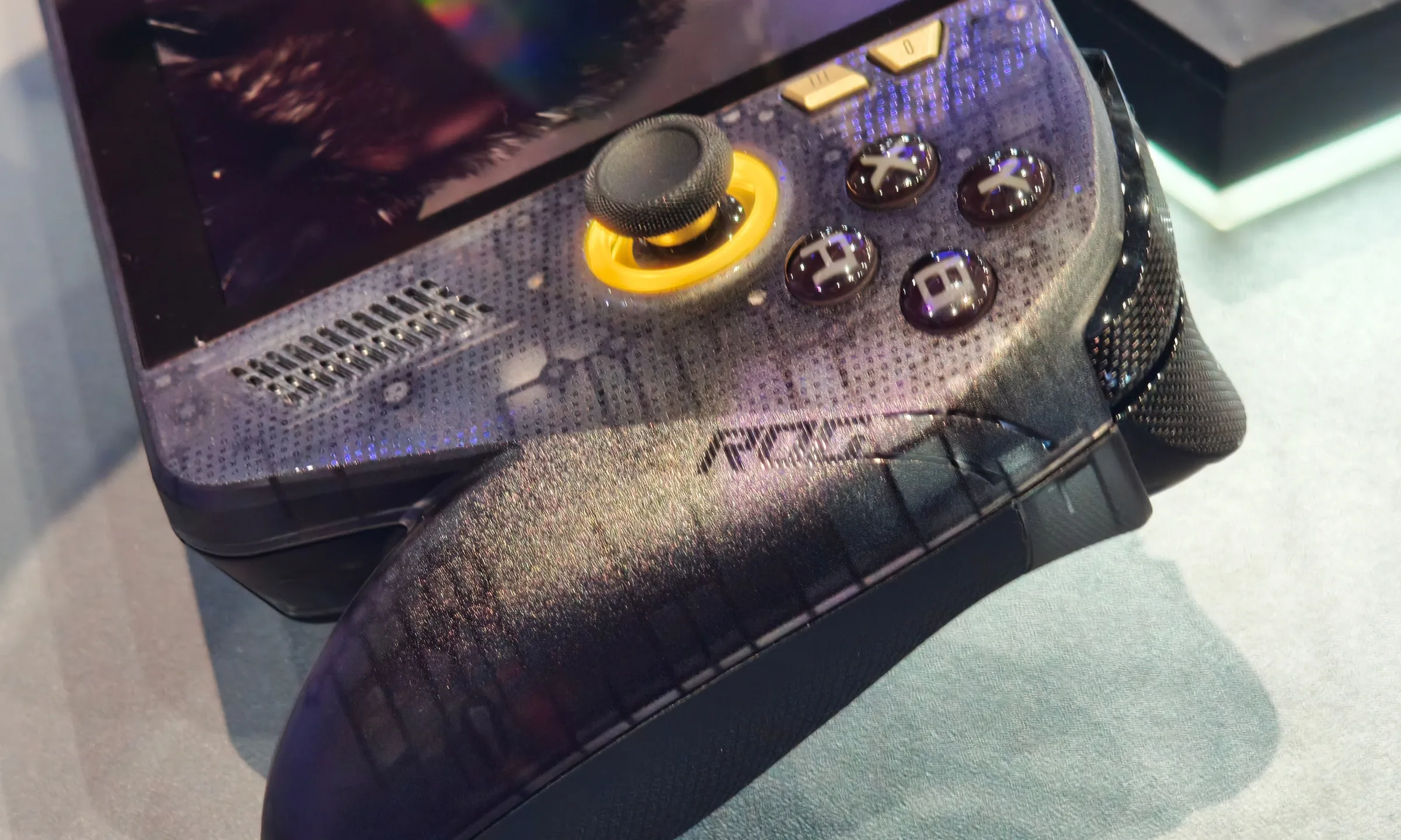 Détail des joysticks TMR et de la poignée du pack ASUS ROG Xbox Ally X20