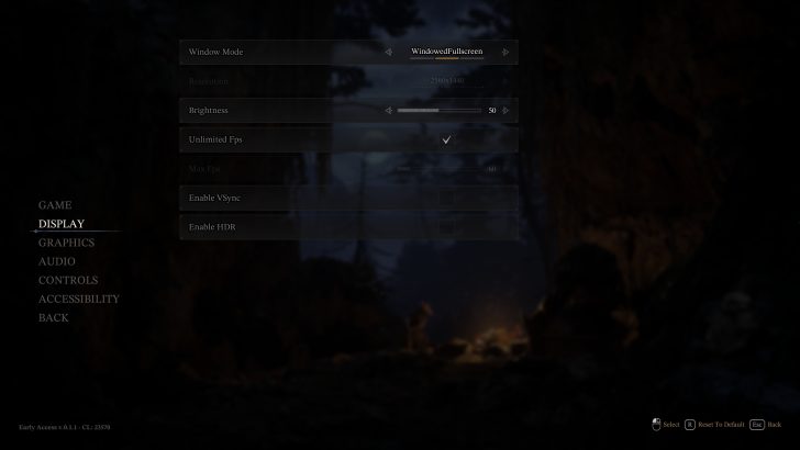 Menu des paramètres d'affichage d'un jeu vidéo montrant le mode 'WindowedFullscreen', la résolution '2560x1440', 'Unlimited Fps' coché, et l'option d'activer 'VSync' ou 'HDR', avec en arrière-plan une scène de forêt sombre et un feu de camp.