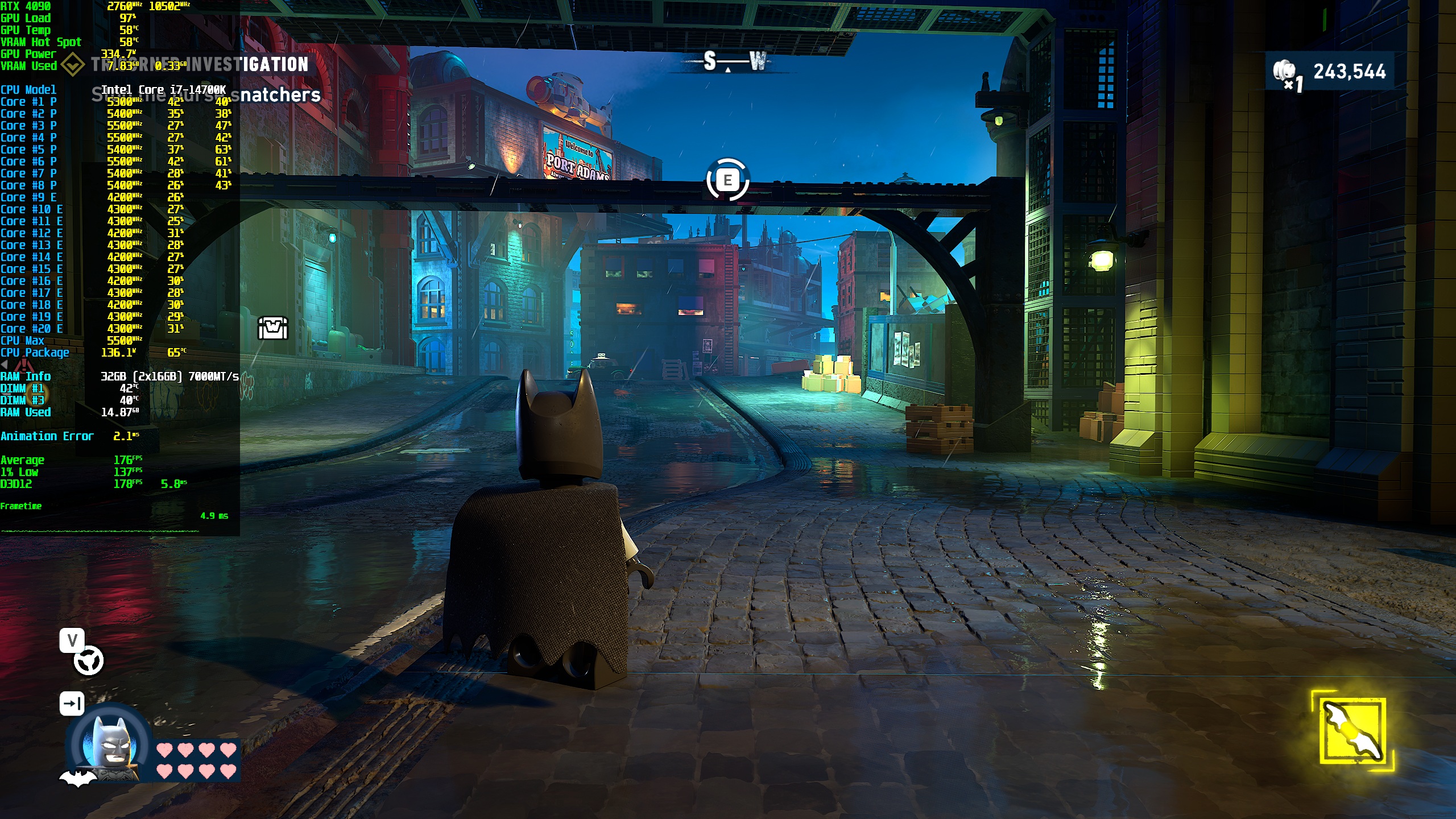 Un personnage déguisé en Batman explore une rue dans le jeu 'Lego Batman', avec un overlay affichant un Core i7-14700K.