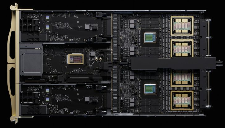 Vue intérieure du supercalculateur NVIDIA DGX GH200 montrant plusieurs modules GPU interconnectés et des cartes de circuits imprimés.