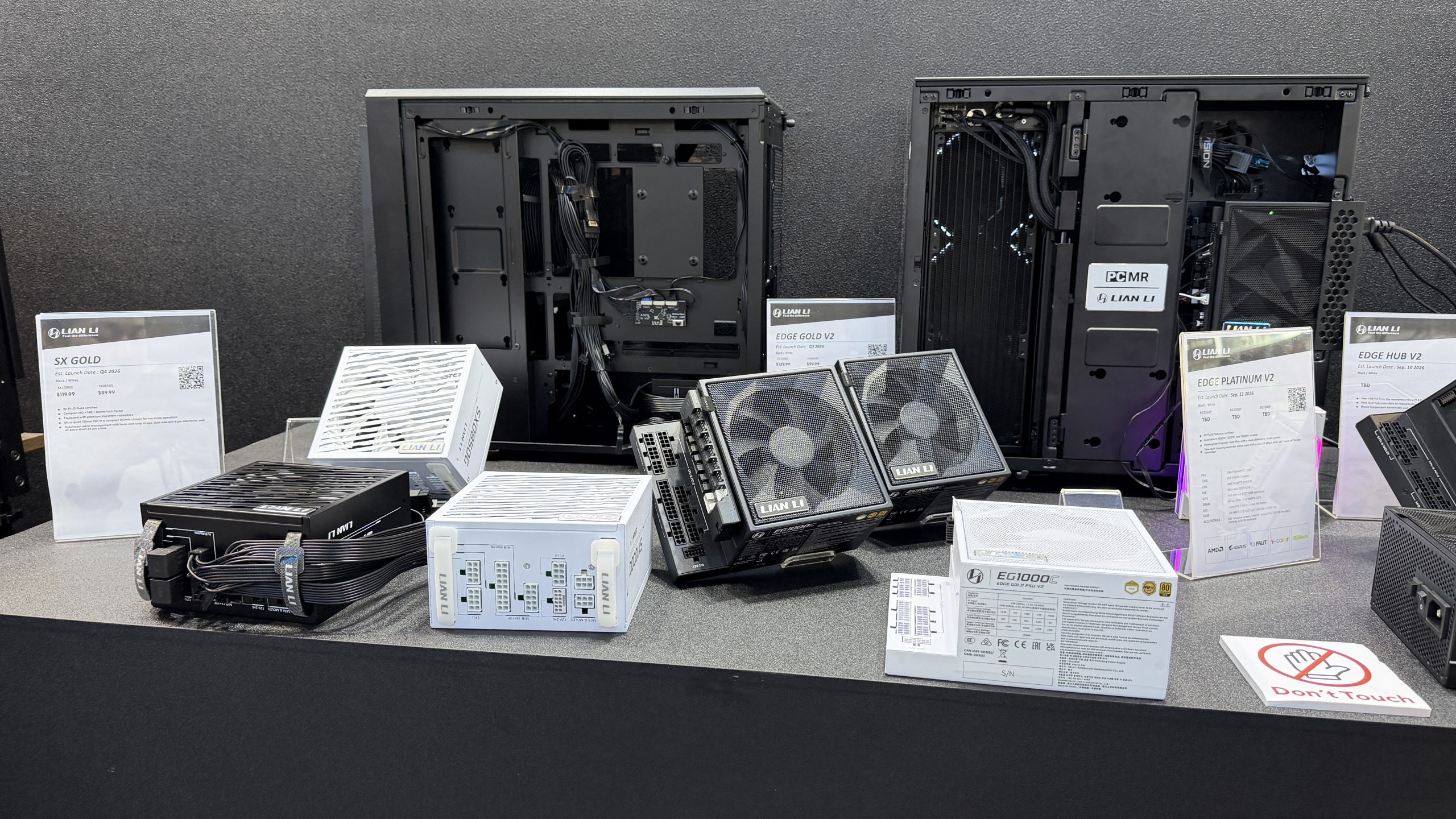 Un étalage de composants Lian Li, dont des alimentations SX Gold et Edge Platinum V2, avec leurs spécifications.