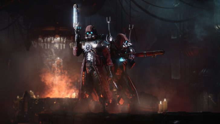 Deux personnages portant des capes élaborées et des masques manient des armes futuristes dans un décor industriel faiblement éclairé avec de la fumée et des bougies.