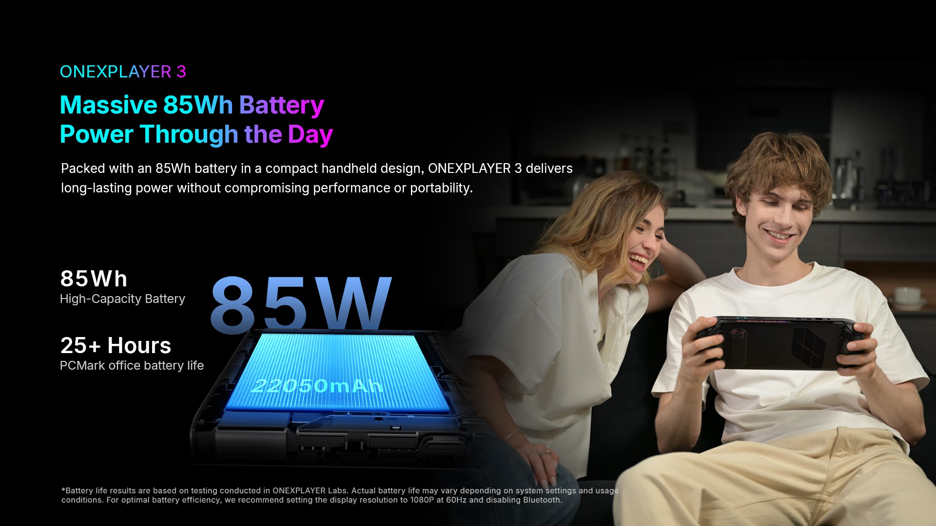 Communication sur l'autonomie du ONEXPLAYER 3. Il est indiqué 'Batterie massive de 85Wh pour tenir toute la journée', avec '85W de capacité' et 'Plus de 25h d'autonomie bureautique PCMark'. Une photo montre deux personnes utilisant l'appareil avec le sourire.