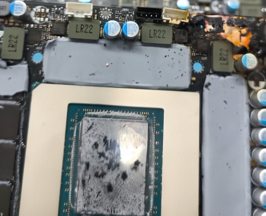 Vue rapprochée du GPU exposé avec des condensateurs endommagés.