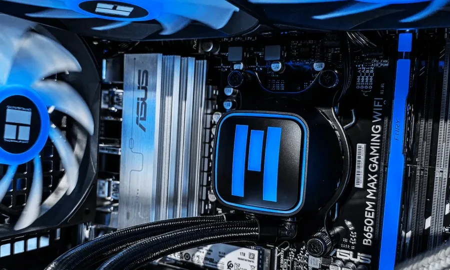 Intérieur du PC pré-assemblé Steamroller de MetaPC