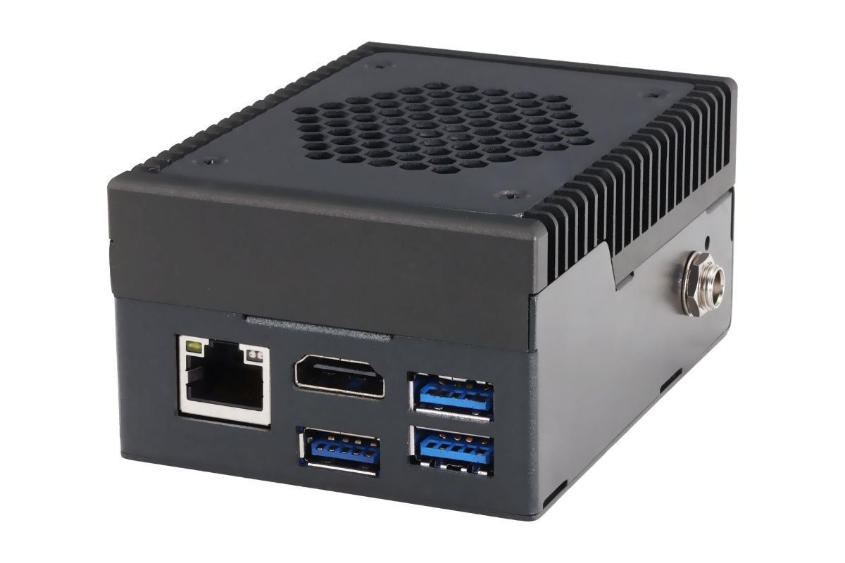 Un boîtier industriel noir de PC avec un port Ethernet, un port HDMI et plusieurs ports USB 3.0 sur un côté.