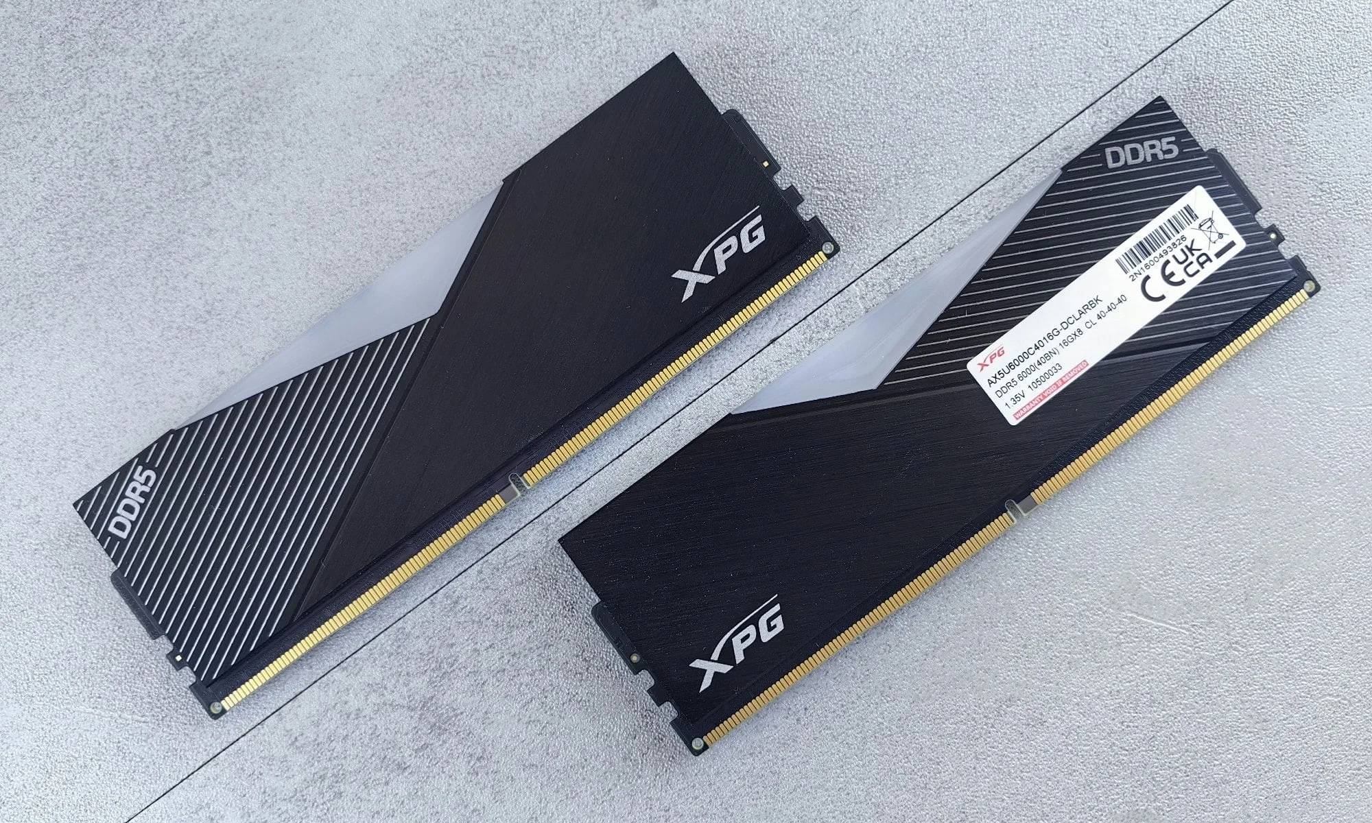 BARrettes de RAM sur une surface en béton