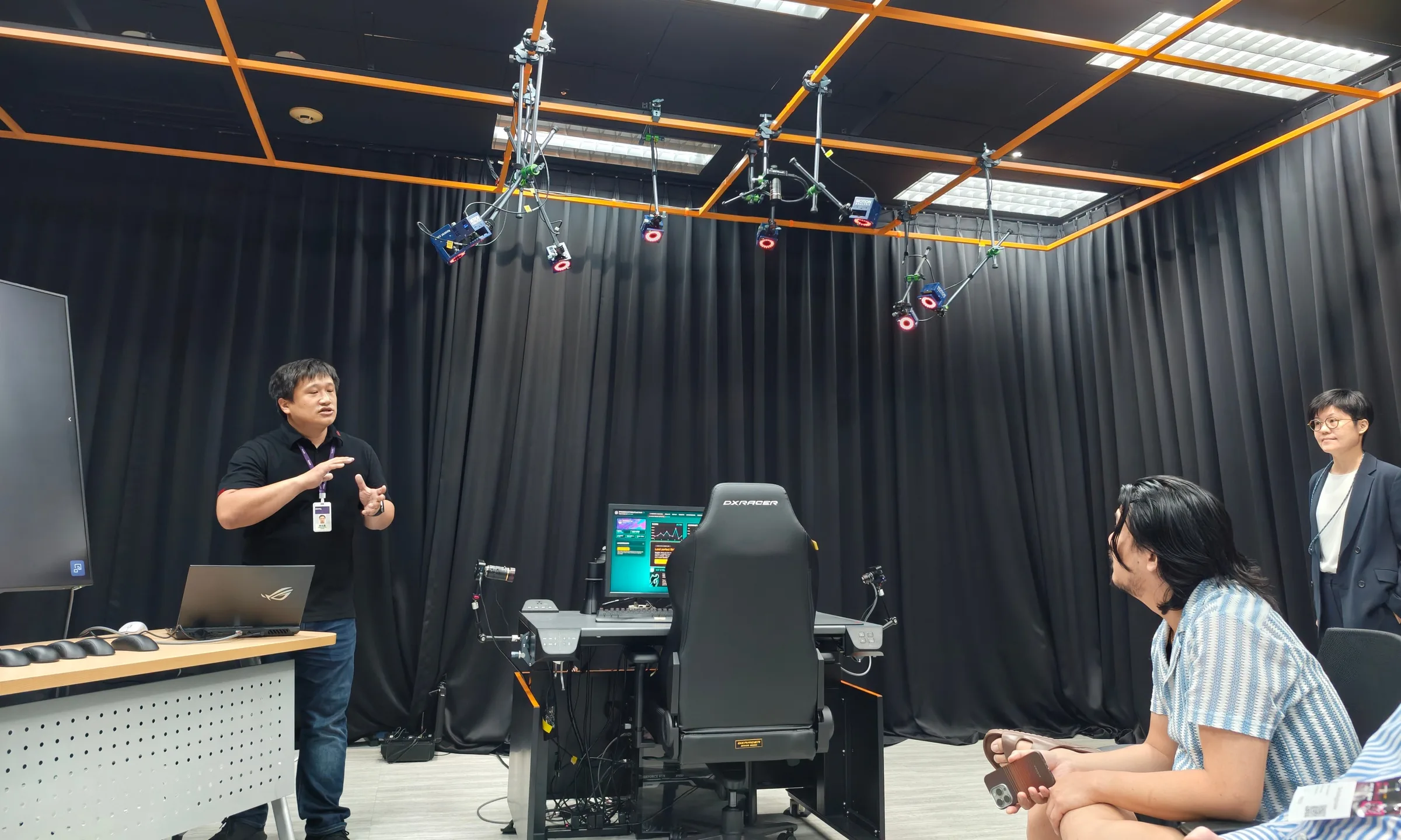 Intérieur du laboratoire ZOWIE avec équipement de test