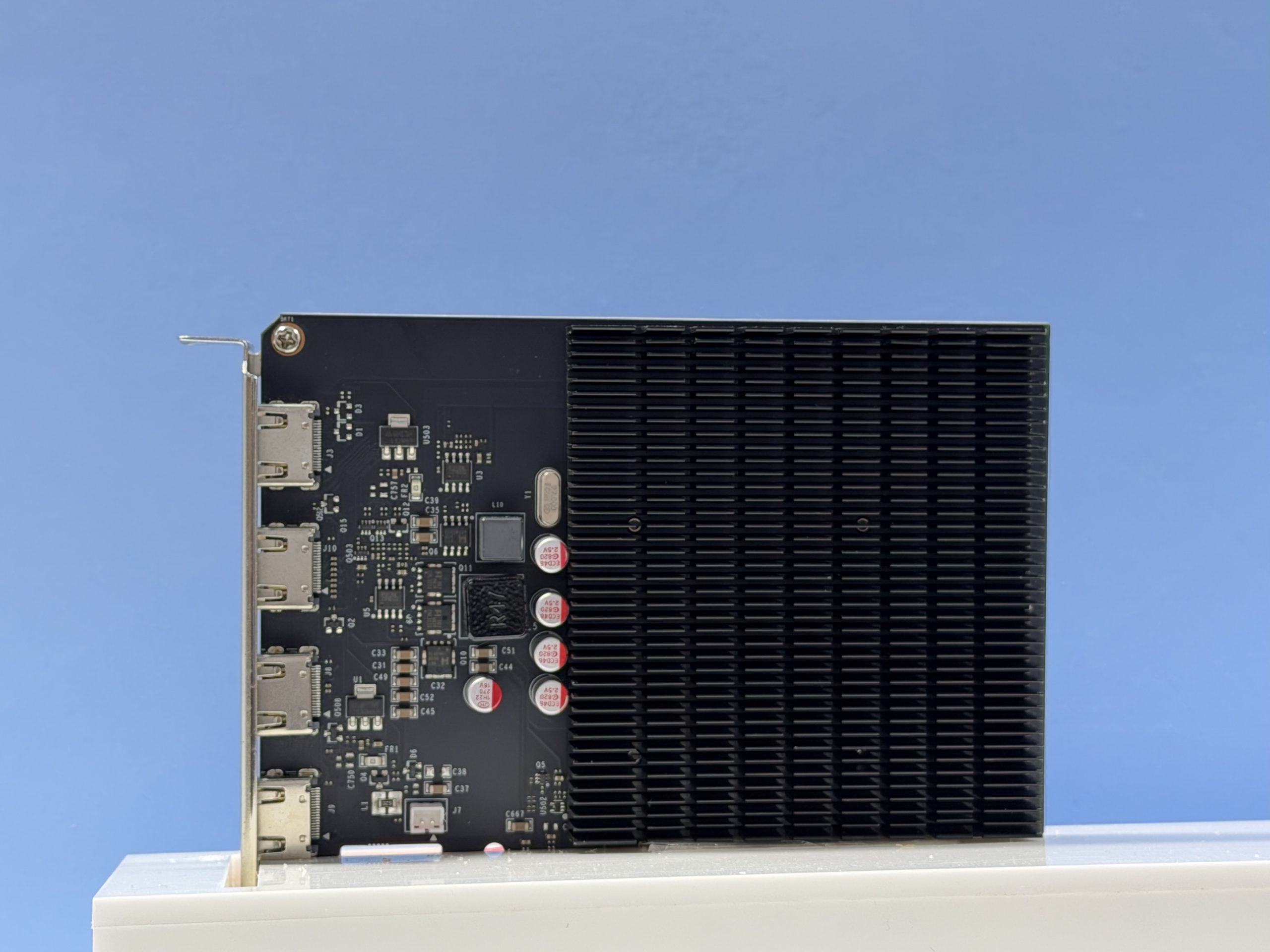 Carte graphique passive avec trois DisplayPort et un port HDMI.