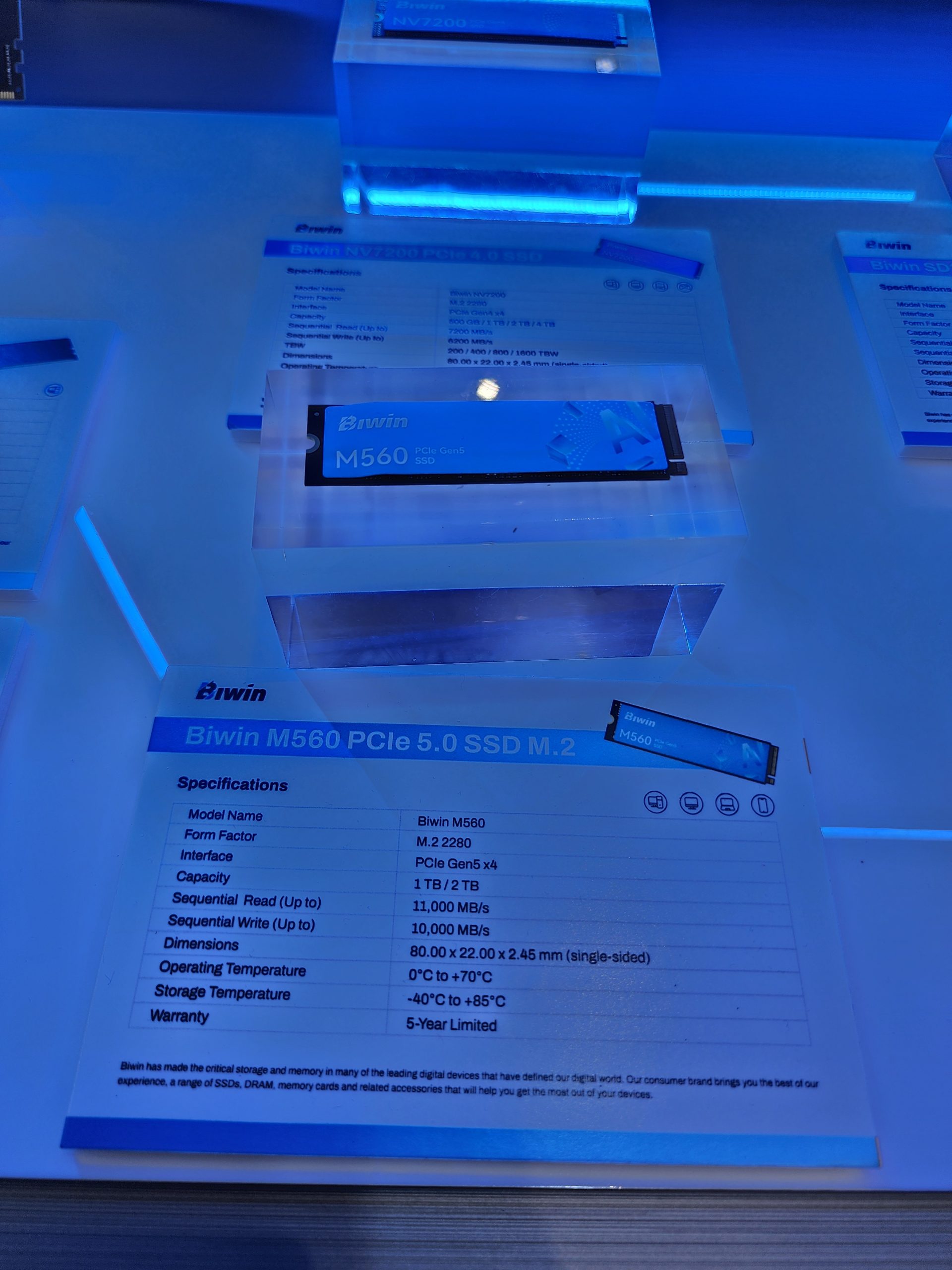 Un SSD Biwin M560 PCIe Gen5 au format M.2. Les spécifications indiquent des capacités de 1 To et 2 To, avec des débits séquentiels allant jusqu'à 11 000 Mo/s en lecture et 10 000 Mo/s en écriture.