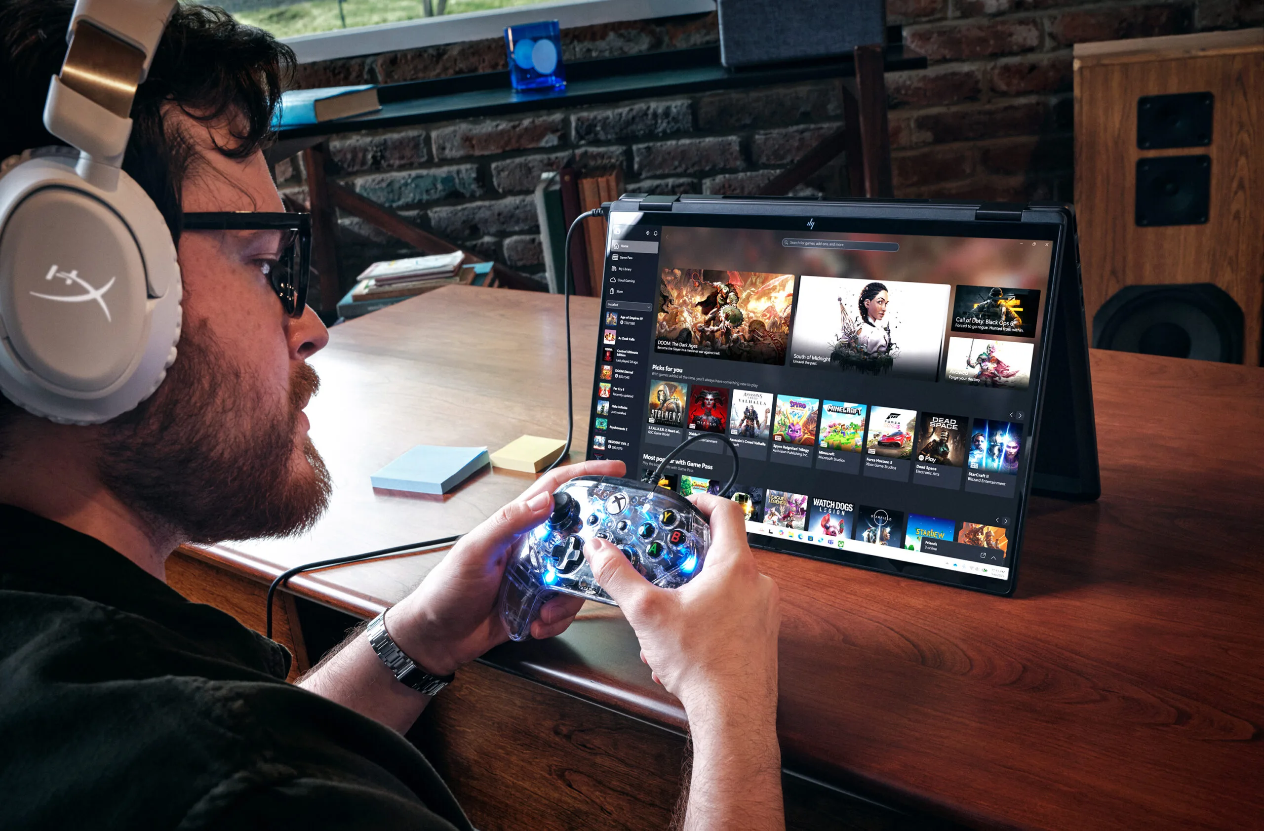 Homme utilisant l'HP OmniBook X Flip