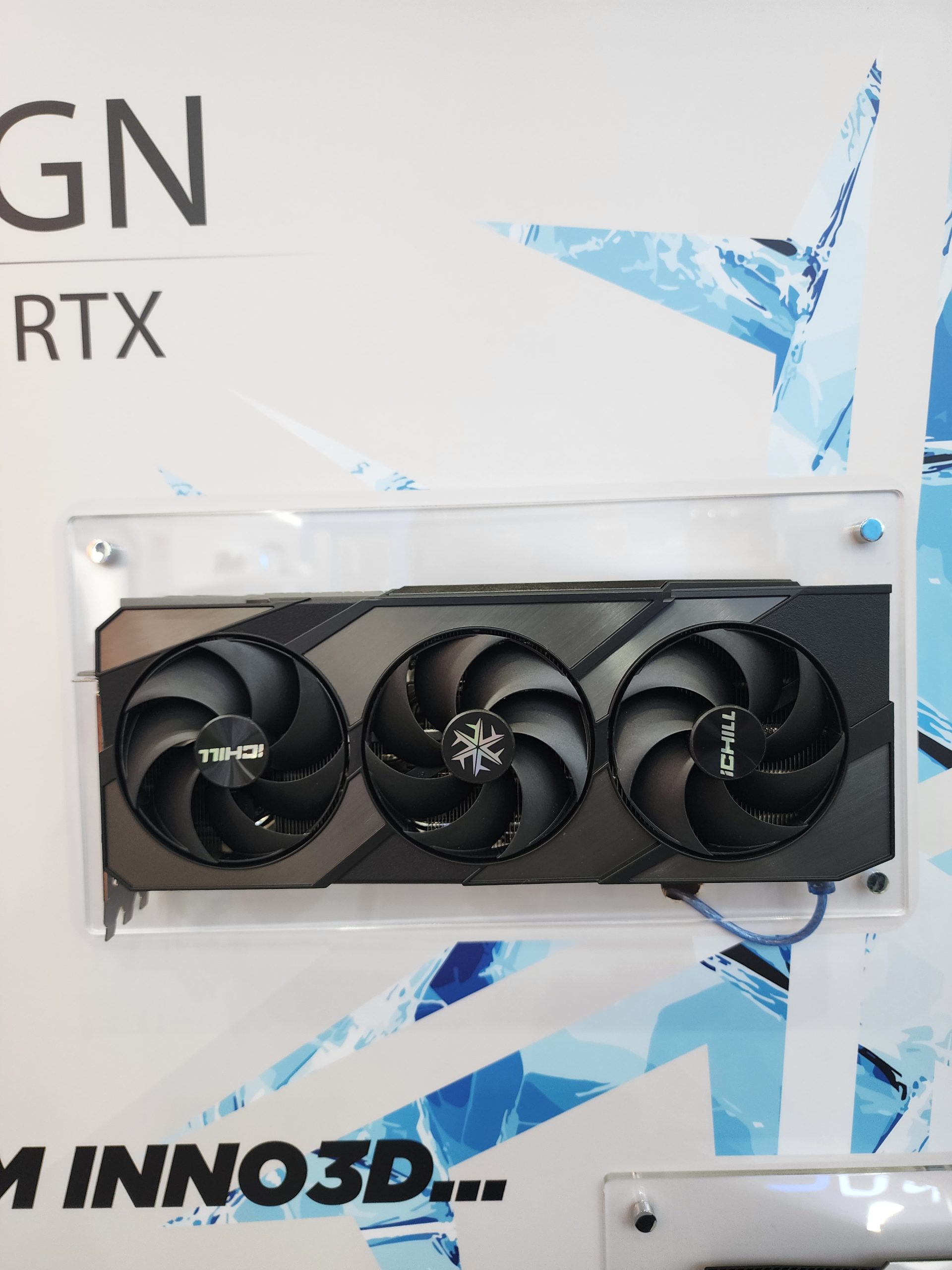 Une carte graphique Inno3D RTX noire avec le logo iCHILL.