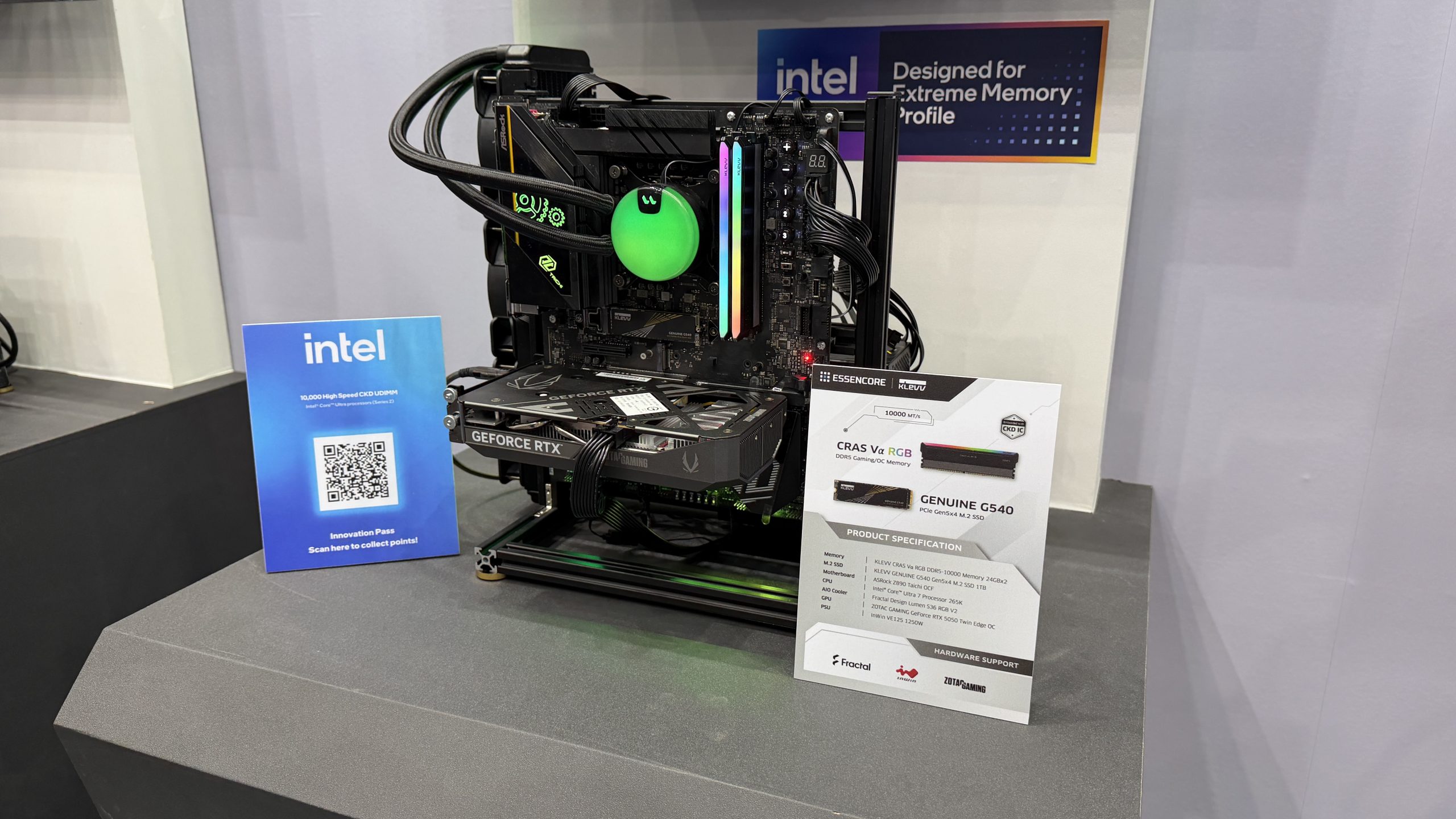 Configuration PC avec une carte graphique NVIDIA GeForce RTX, une carte Intel et des modules mémoire KLEVV CRAS V RGB DDR5.