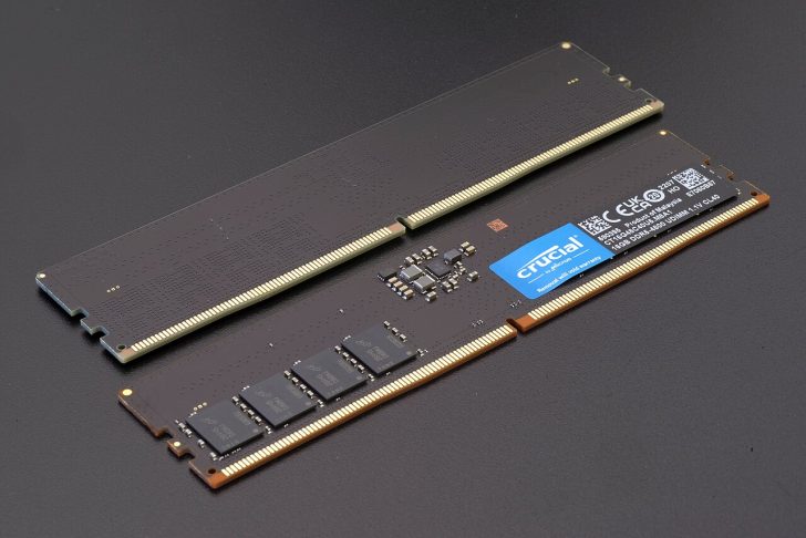 Deux barrettes de RAM Crucial de 16 Go DDR5-4800 UDIMM, montrant les puces mémoire et les détails du circuit.
