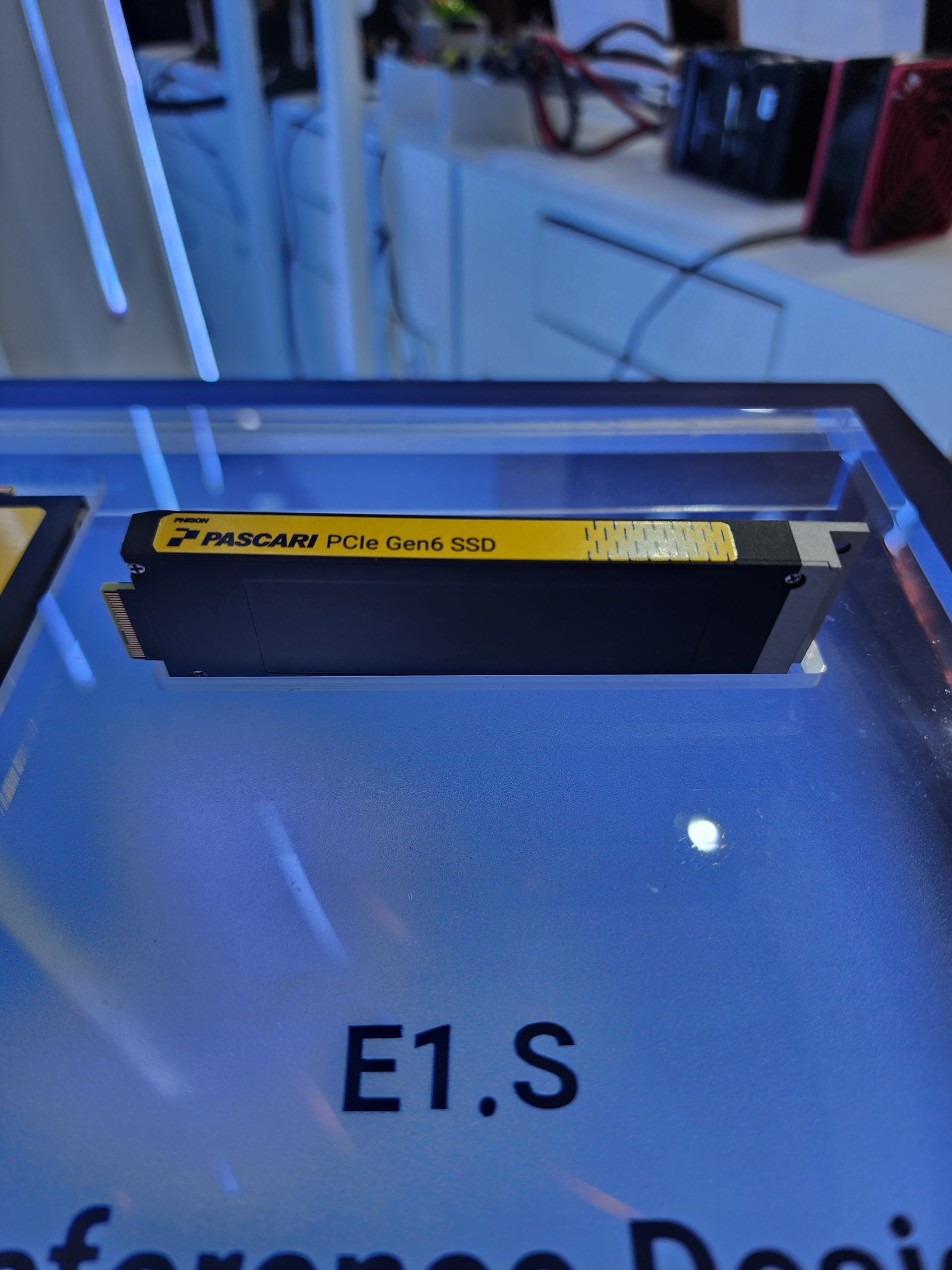 Un SSD PASCARI PCIe Gen6 au format E1.S exposé dans une vitrine.