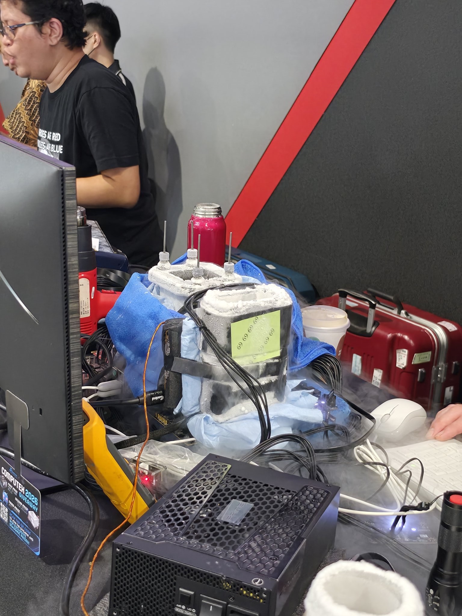 Configuration informatique haute performance refroidie à l'azote liquide lors du Computex 2023.