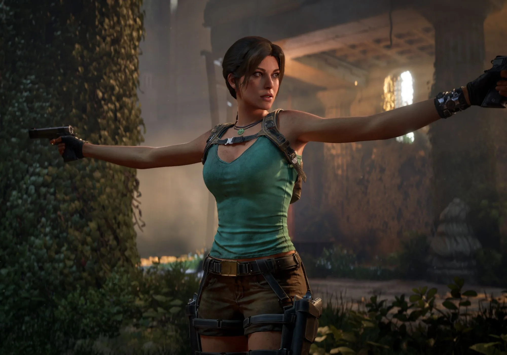 Lara Croft dans un environnement antique avec une arme à la main