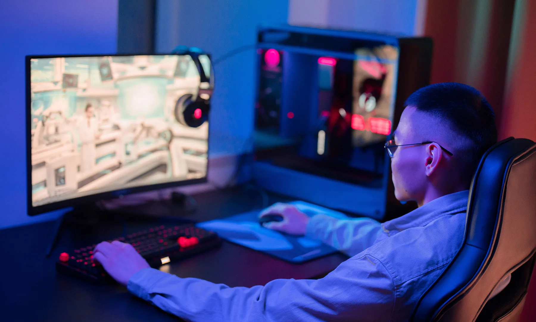 Homme jouant sur un ordinateur PC