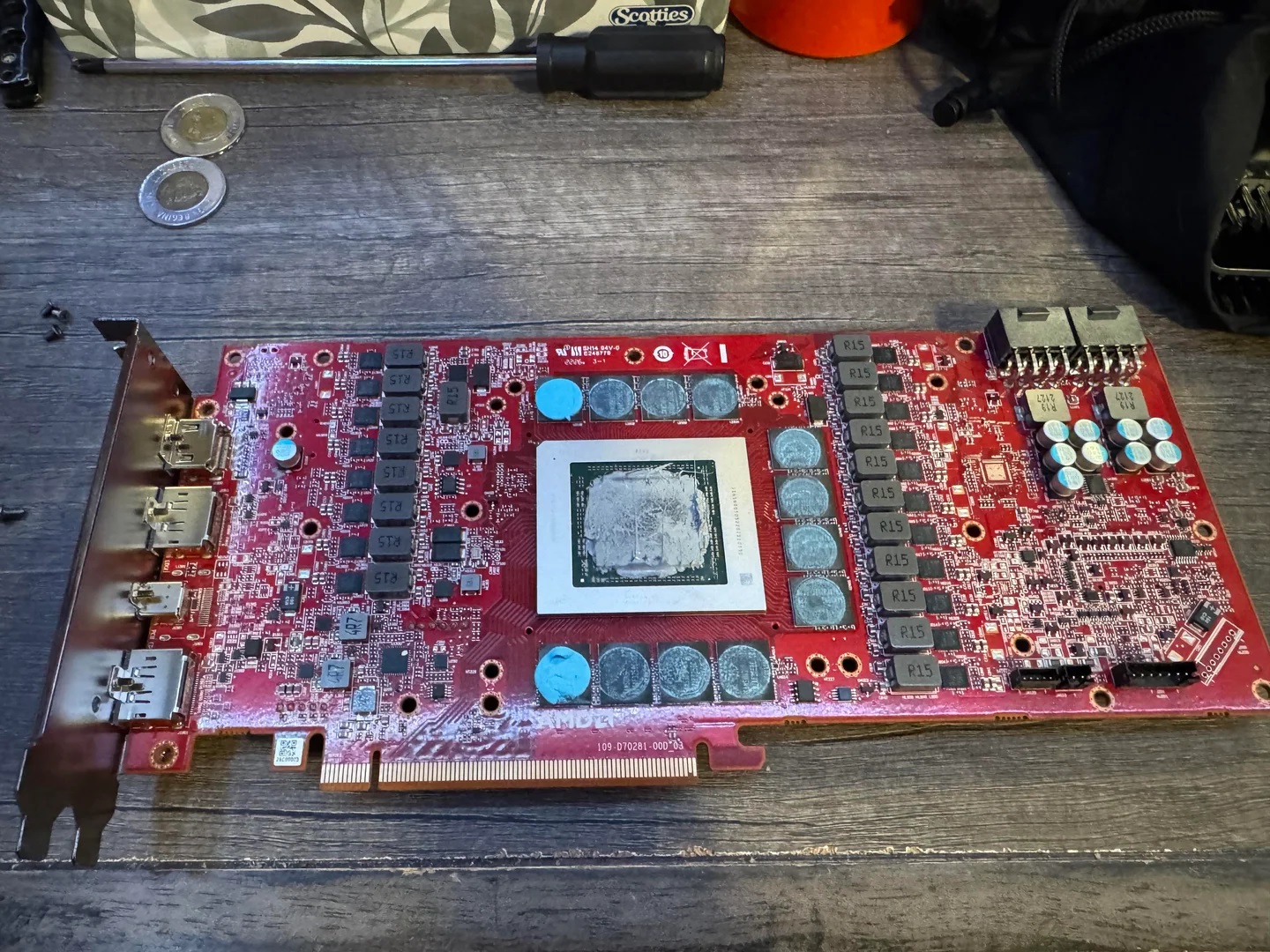 Gros plan sur la puce GPU Navi 31 et les composants environnants de la carte graphique rouge.