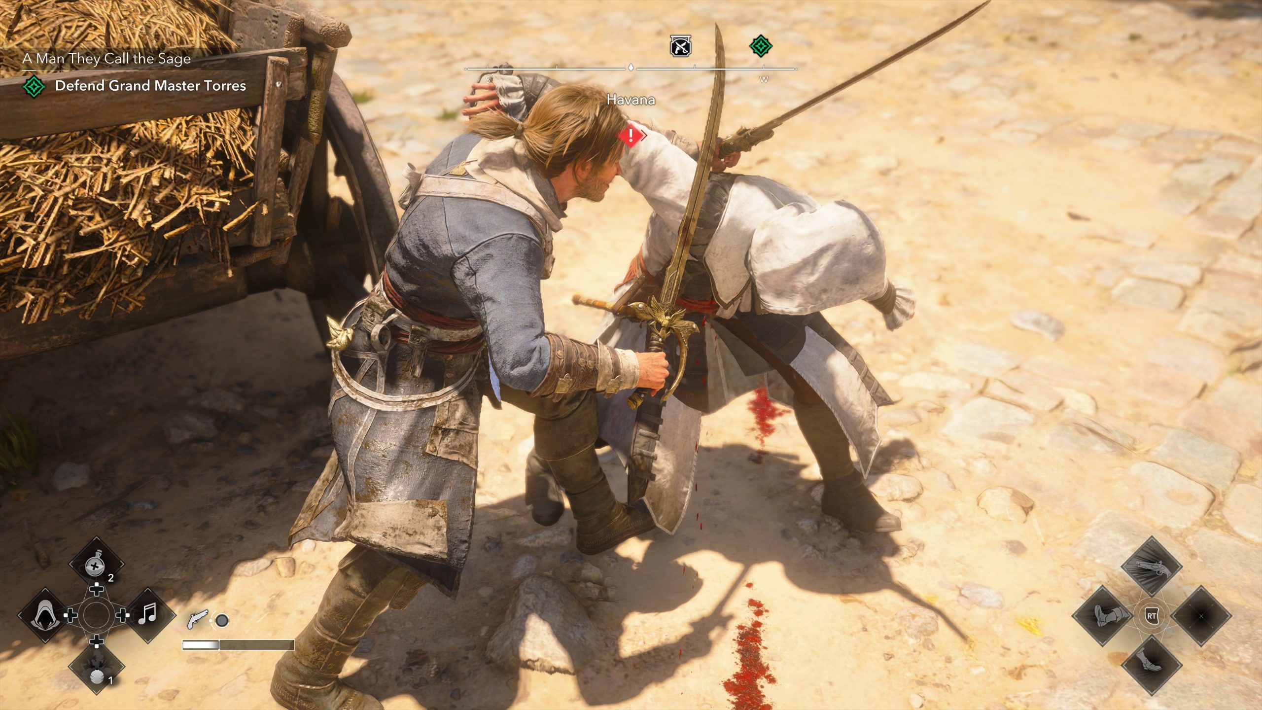 Un personnage du jeu Assassin's Creed Mirage combat un ennemi dans une cour sablonneuse, avec le texte à l'écran 'Défendez le Grand Maître Torres'.