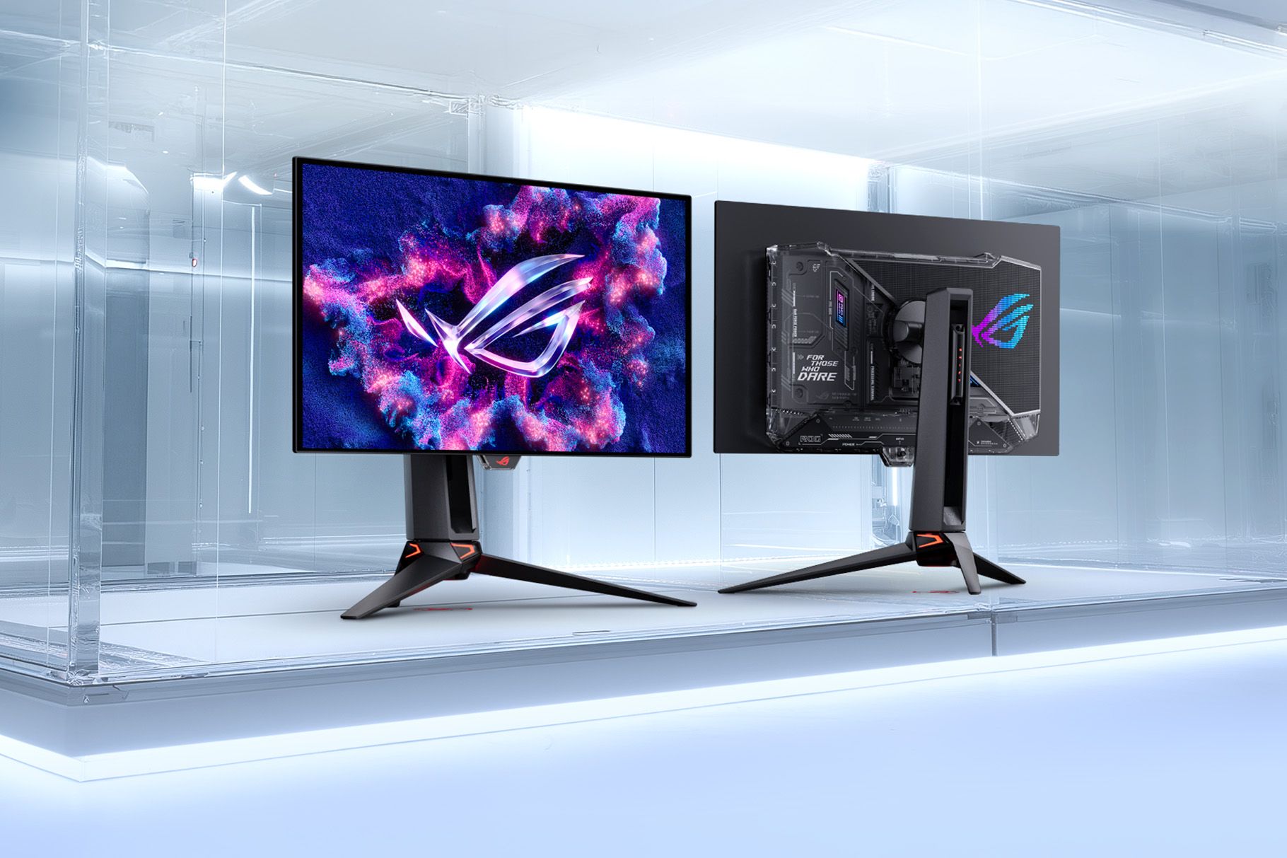 Deux écrans gaming ASUS ROG côte à côte, affichant des couleurs vives et le logo ROG sur l'écran et le dos du moniteur.